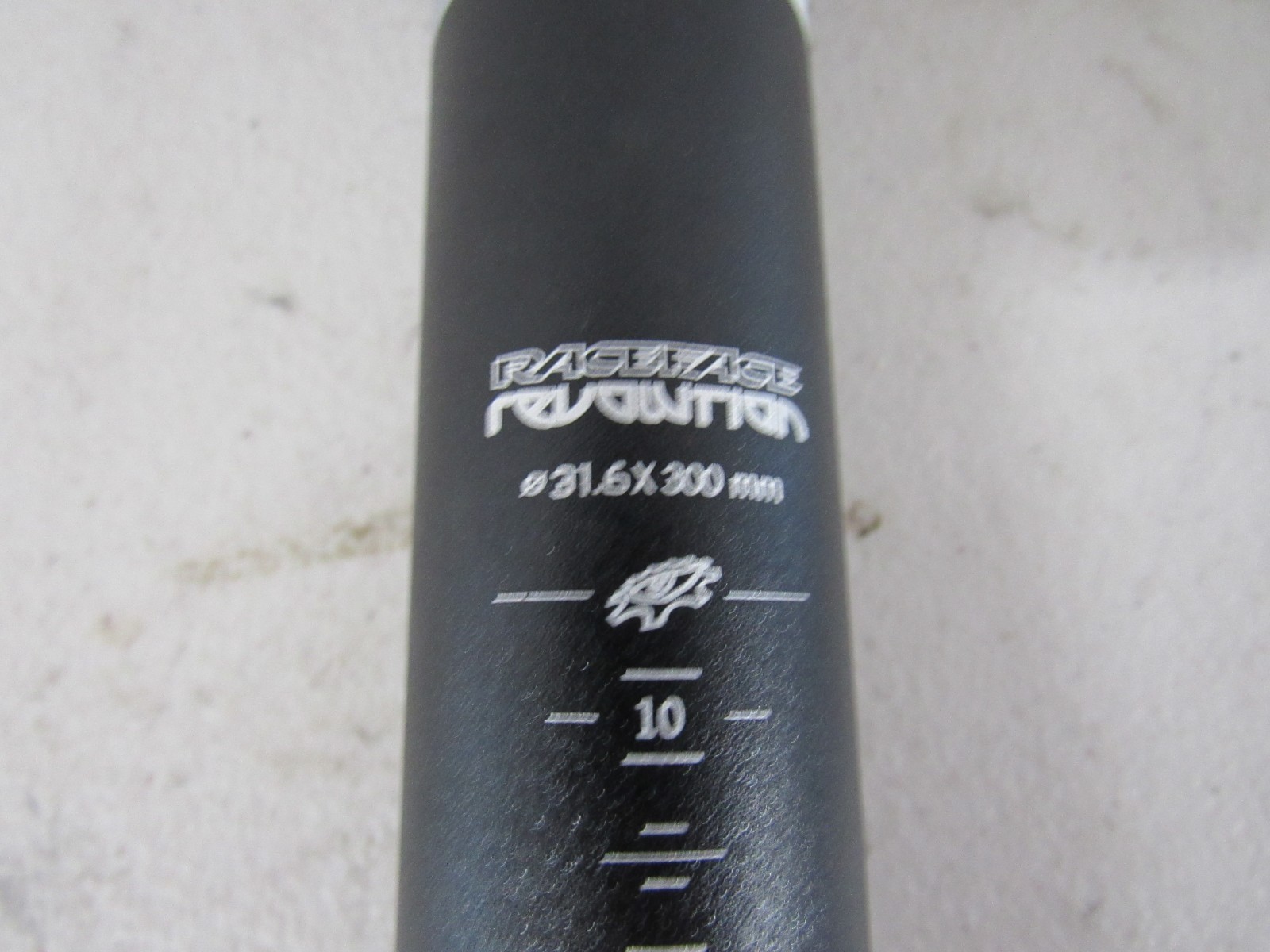 Race Face Revolution Seatpost, 31.6 x 300mm, Black 180 grams
