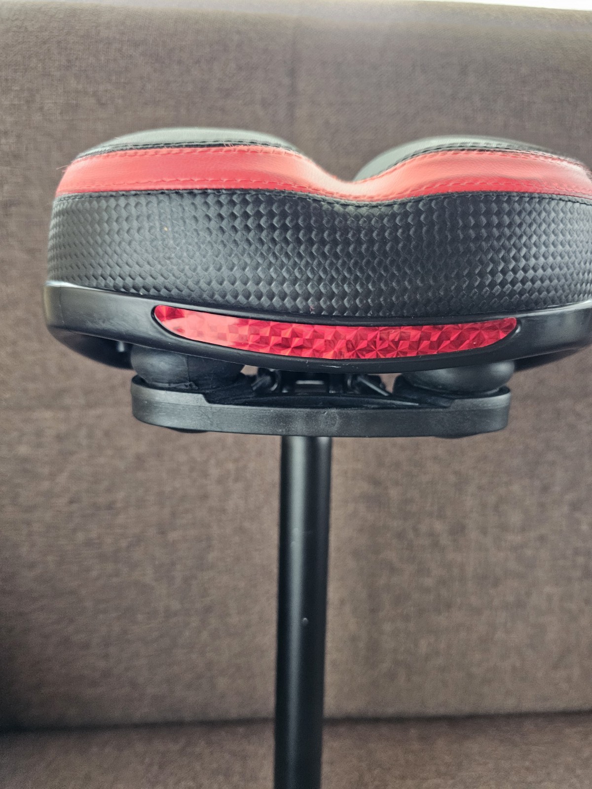 Zukka Saddle Mountain Bike Bicycle Seat W/ Reflector Plus Post Red & Black NWOB