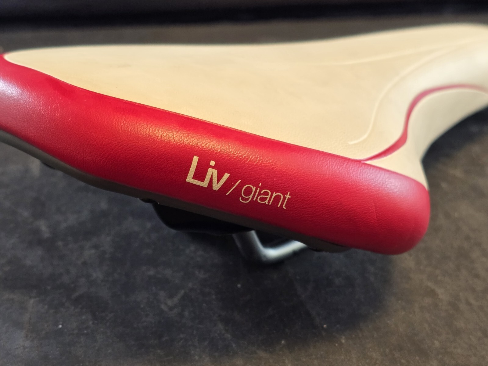 Velo Liv/Giant Red and White Leather Saddle Unknown Model Pre-Owned