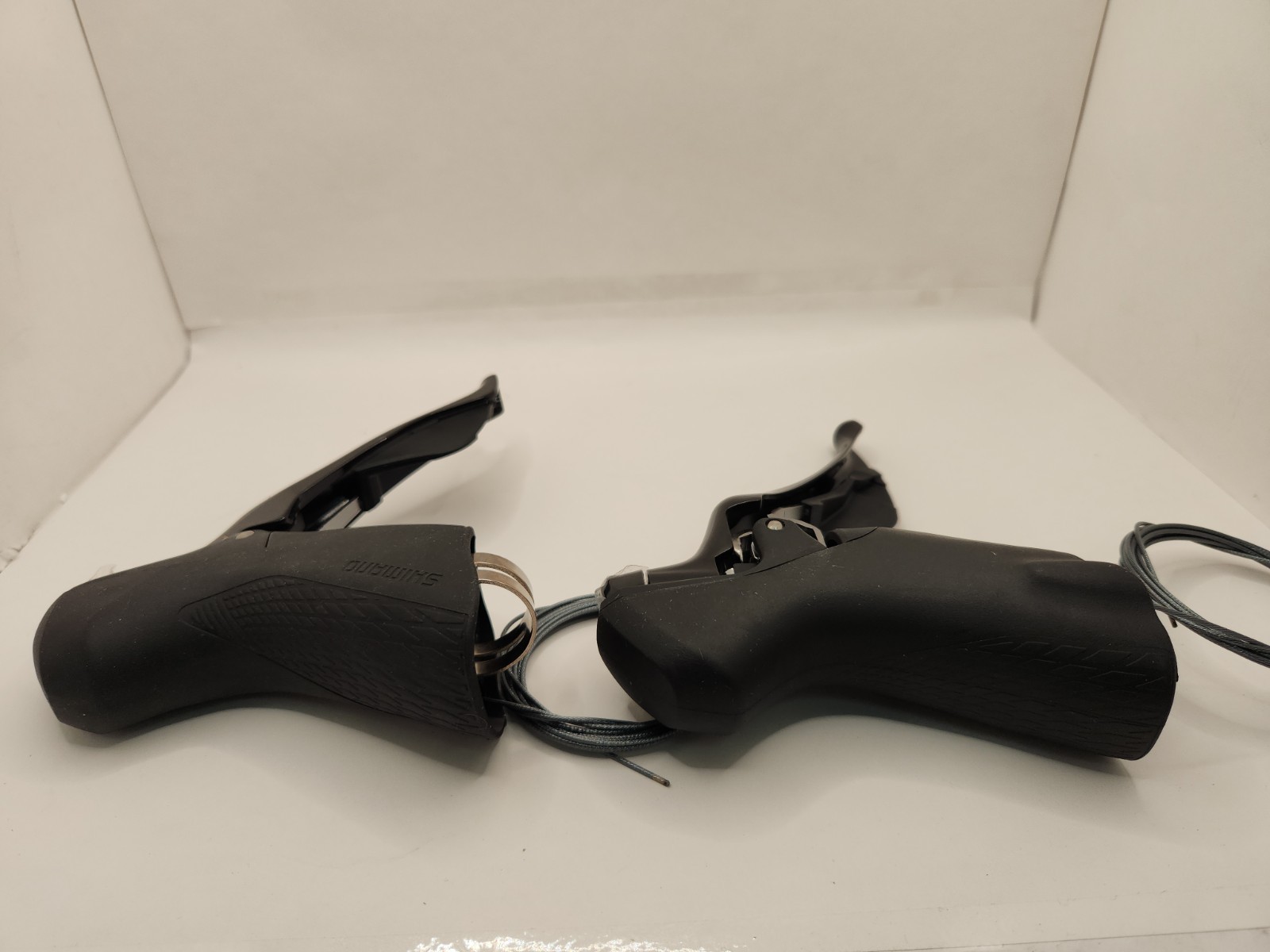 NEW Shimano 105 ST-R7000 2 x 11 Shift/Brake Lever Set. Black
