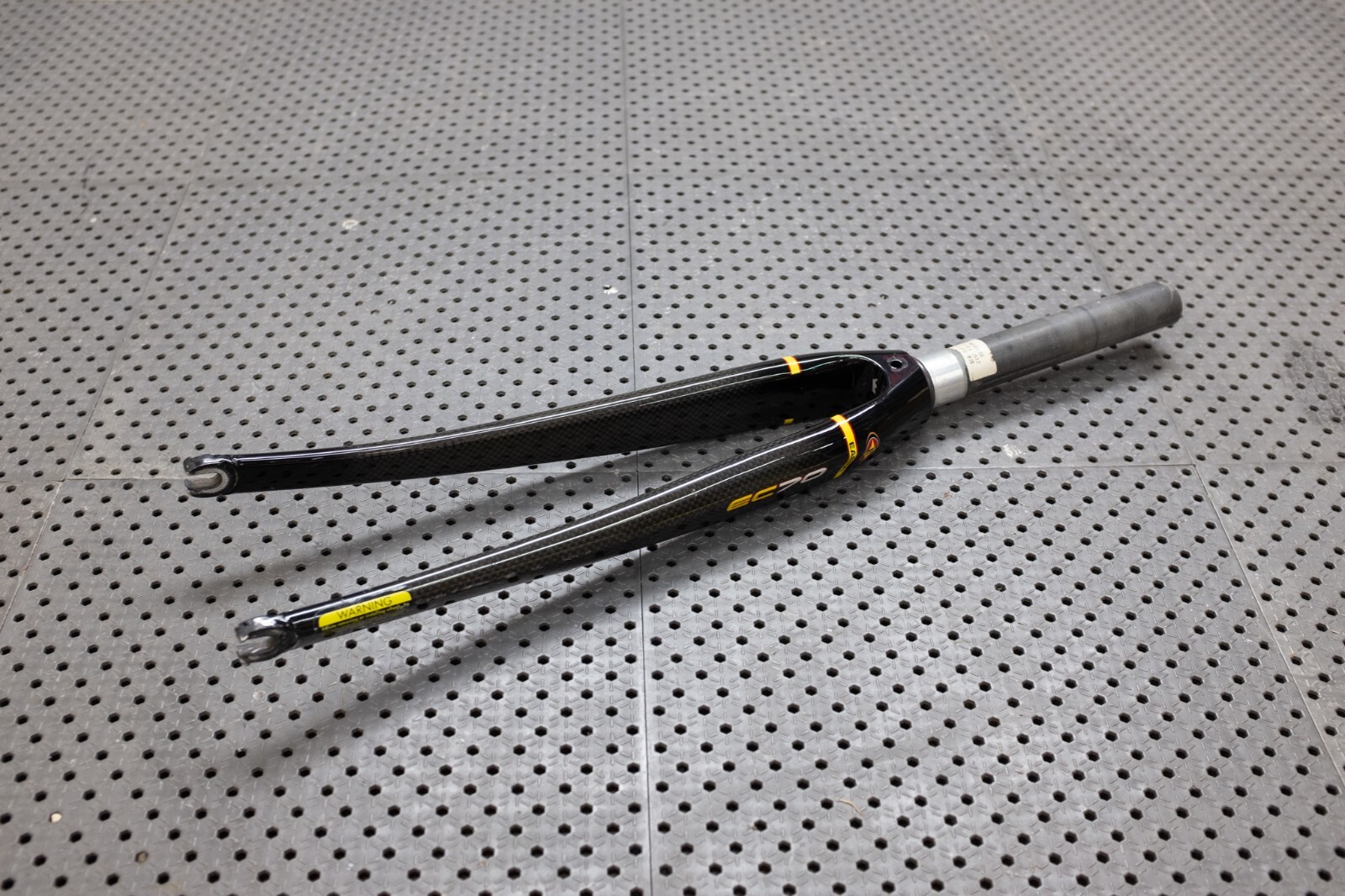 EASTON EC70 CARBON FORK – 700C – 1 1/8″ THREADLESS – 185MM LENGTH – 43MM RAKE