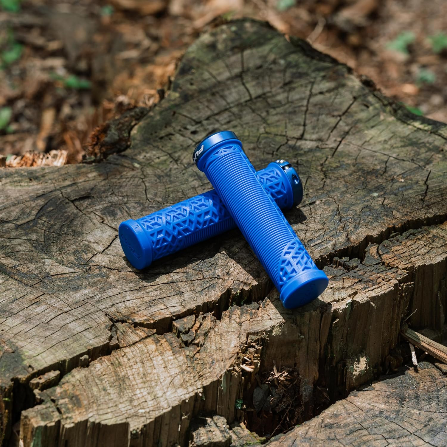Hilt JR Mountain Bike Handlebar Grips with Single Lock on Clamp, Bicycle