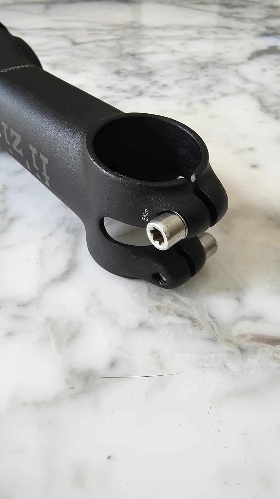 fi’zi k Cyrano R1 Alloy Stem 110mm – 7° – 31.8mm 1-1/8″ Fizik