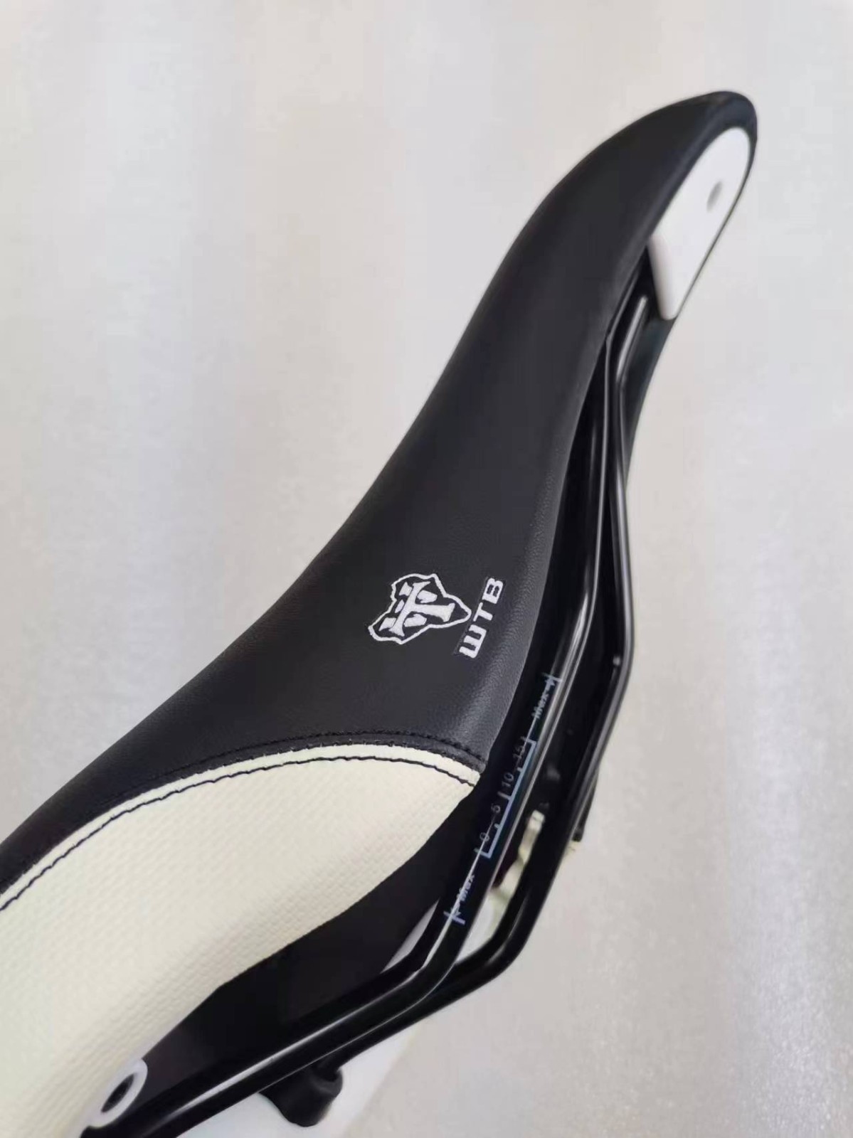 NEW OLD STOCK WTB SPEED V SADDLE WIDE 160MM BLACK WHITE MTB CITY TOURING BIKE