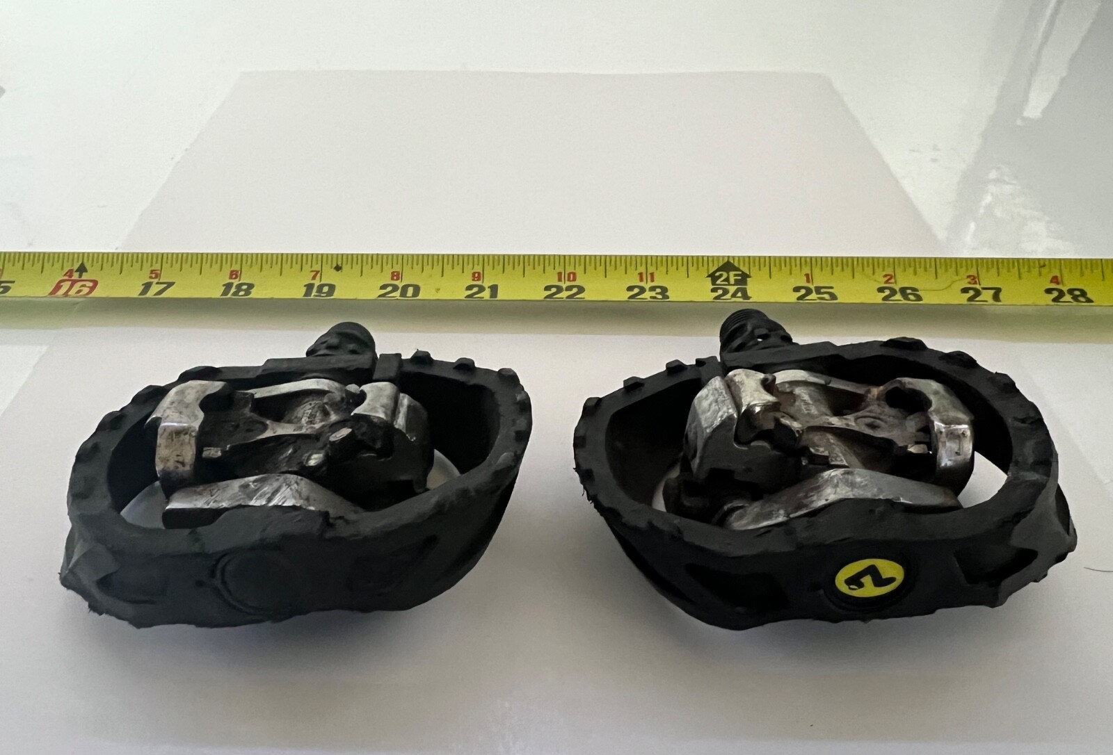 SHIMANO PD-M424 CLIPLESS PEDALS