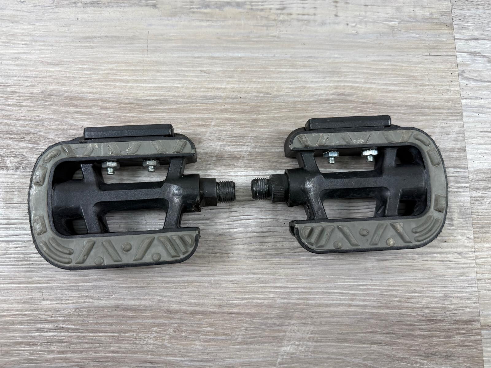 Dimension City Pedals – Platform, Plastic, 9/16″ Gray/Black LU-206