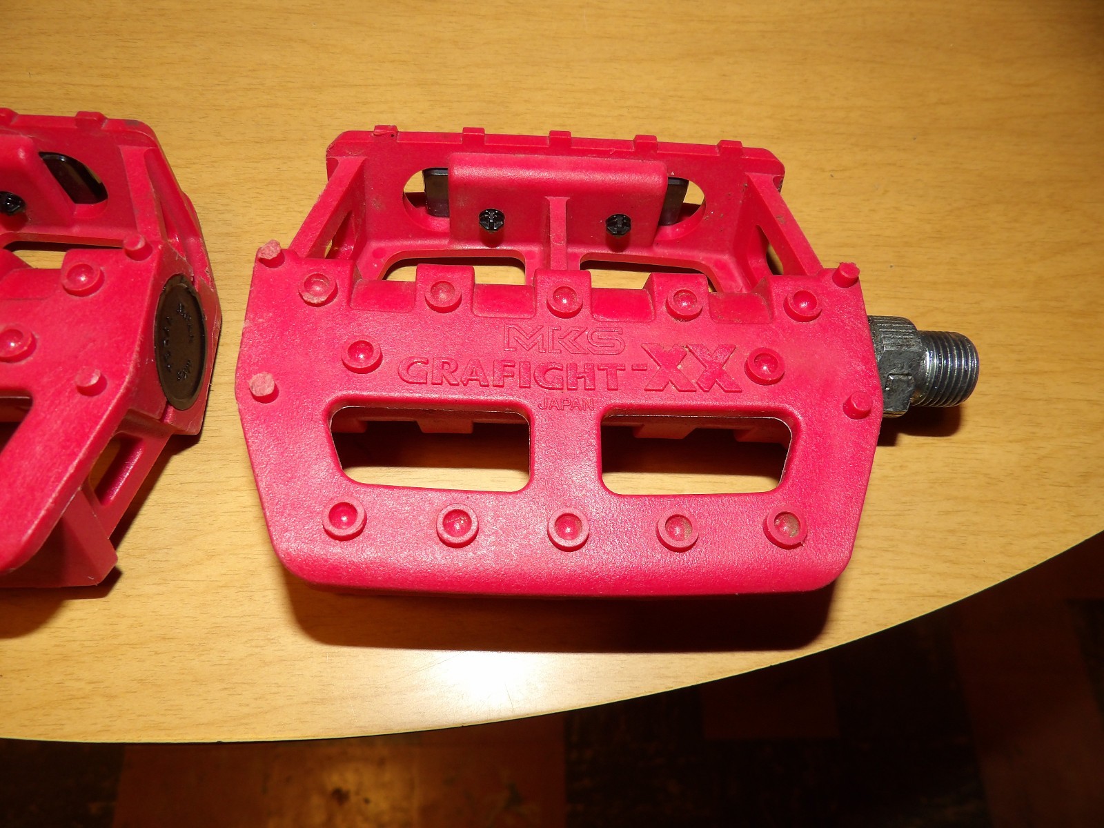 MKS Grafight-XX Pedals 9/16″ Fiberglass/Composite Red One Pair ~ Pre-Owned