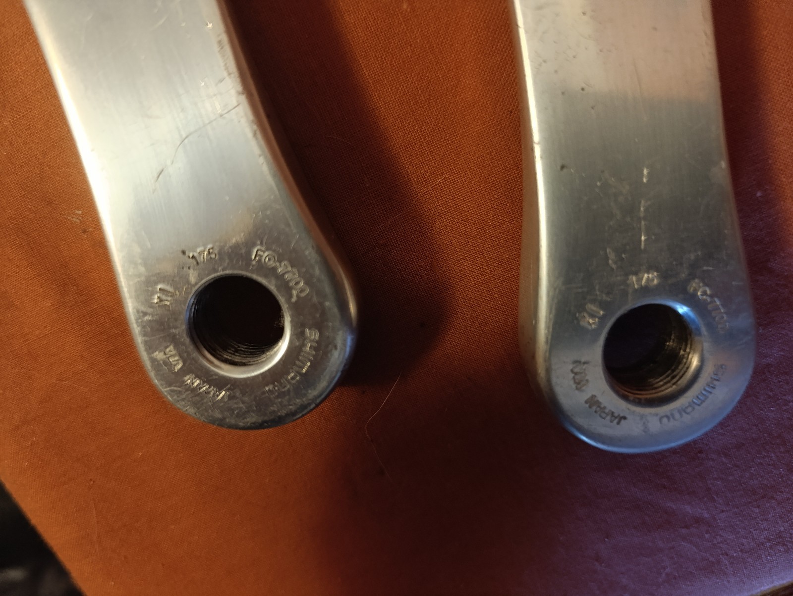 Shimano octalink Dura Ace FC 7700 crankset with bottom bracket. ref. T 103