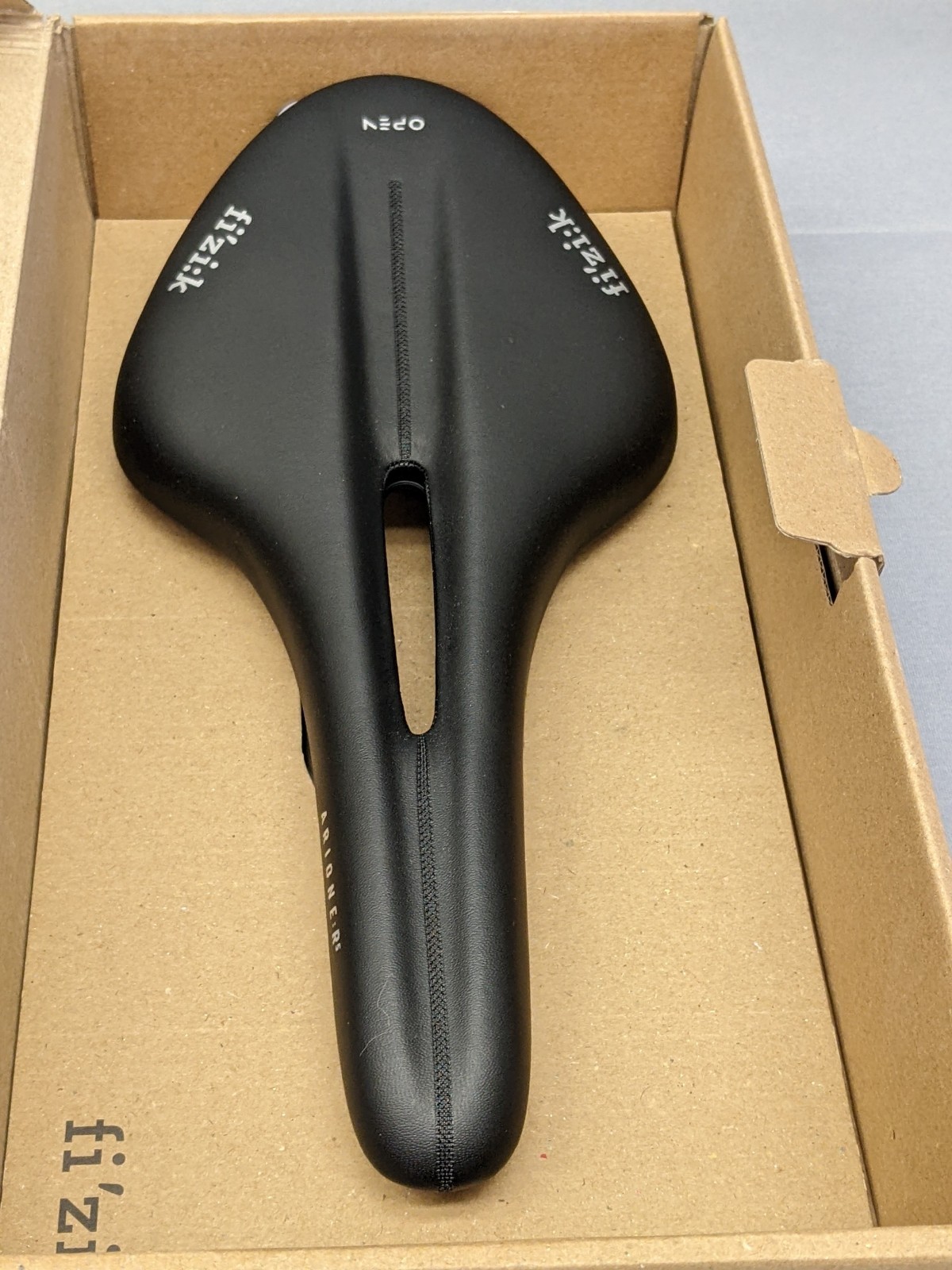 Fizik Arione R5 Open Large 142 mm Road Cycling Saddle, Matt Black