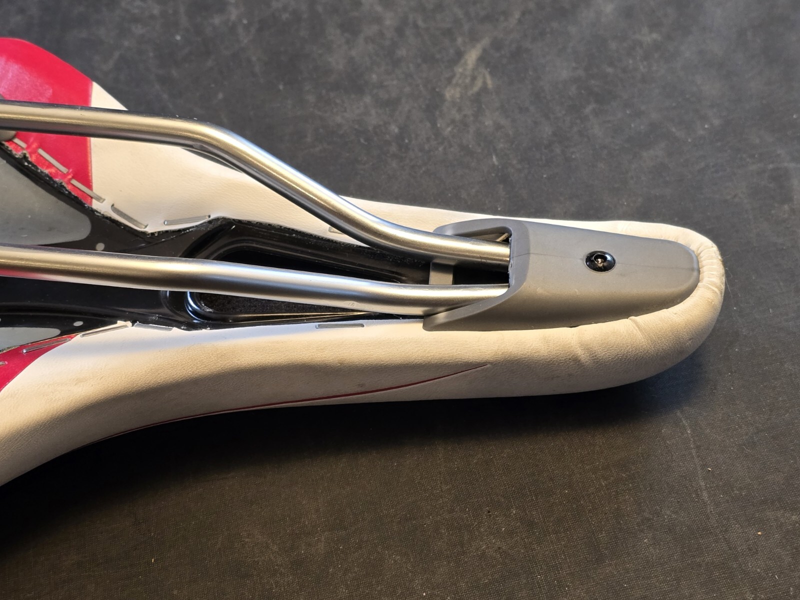 Velo Liv/Giant Red and White Leather Saddle Unknown Model Pre-Owned