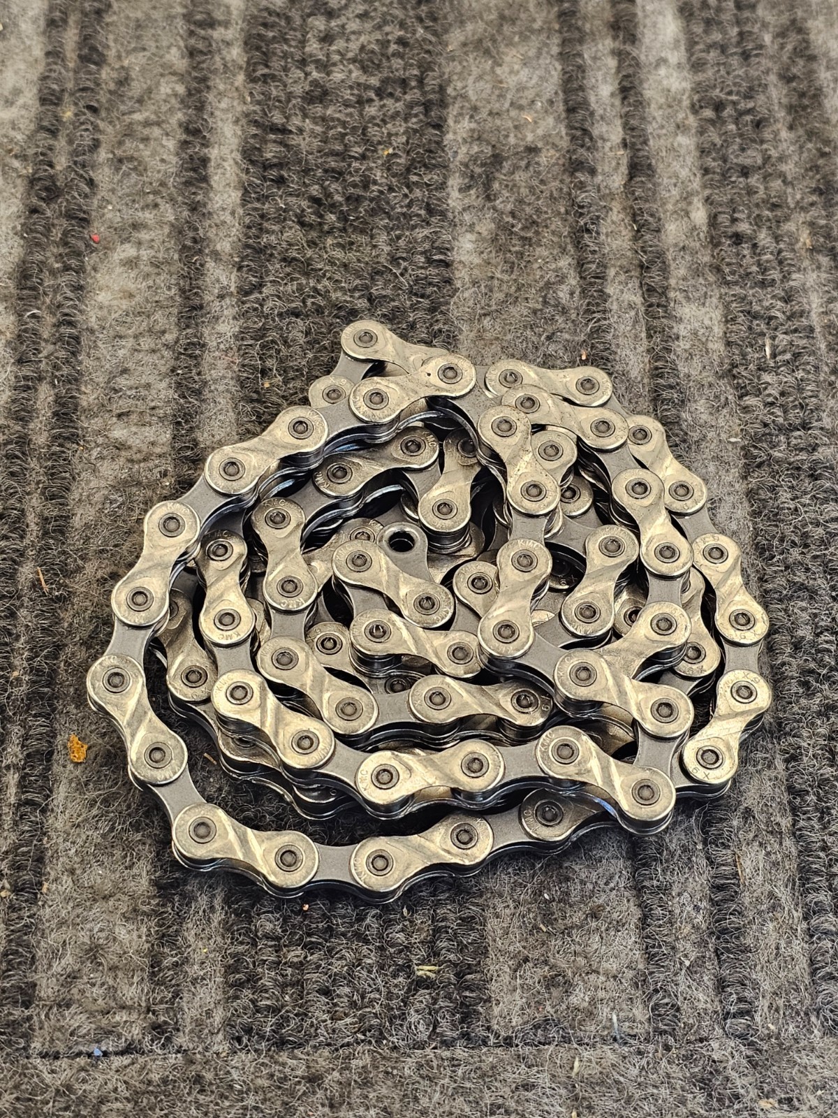 KMC X9 116 Links Non-Directional 9-Speed Bicycle Chain 1/2″x11/128″ Silver/Gray