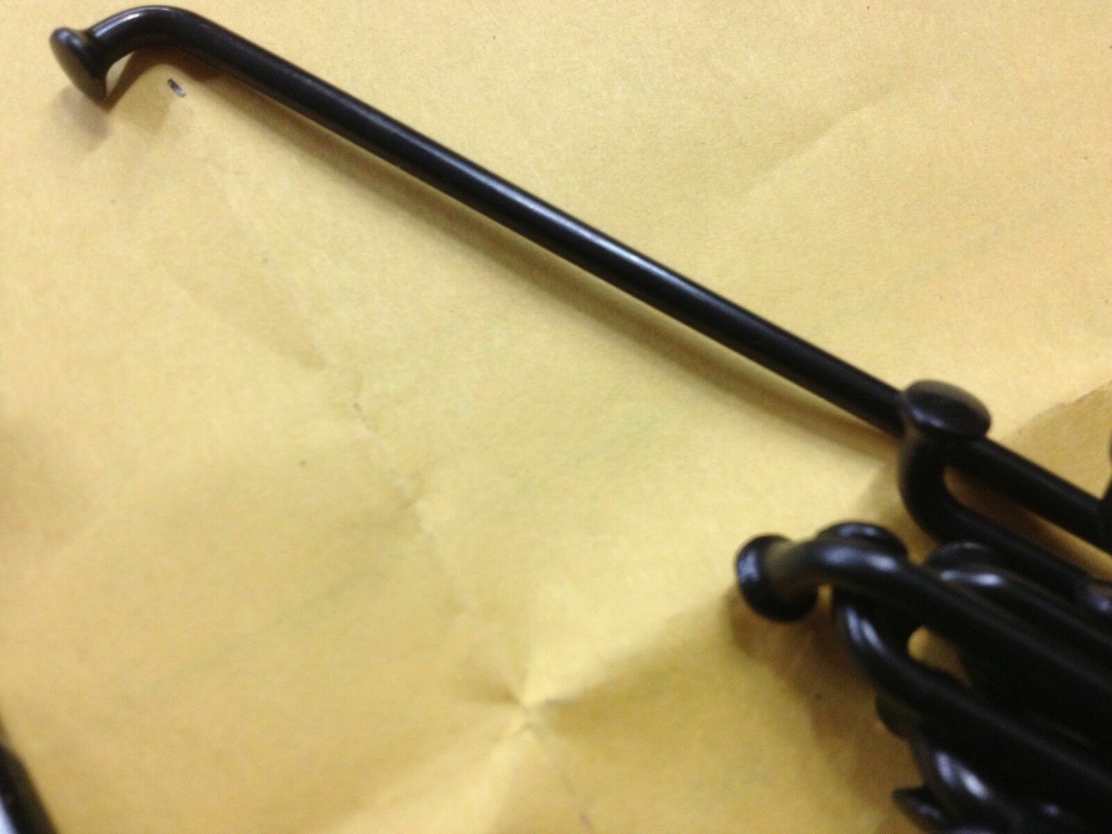 Spokes/nippls Black180 trough298mm.13G(2.3mm).straight gauge.stainles.18pc. set