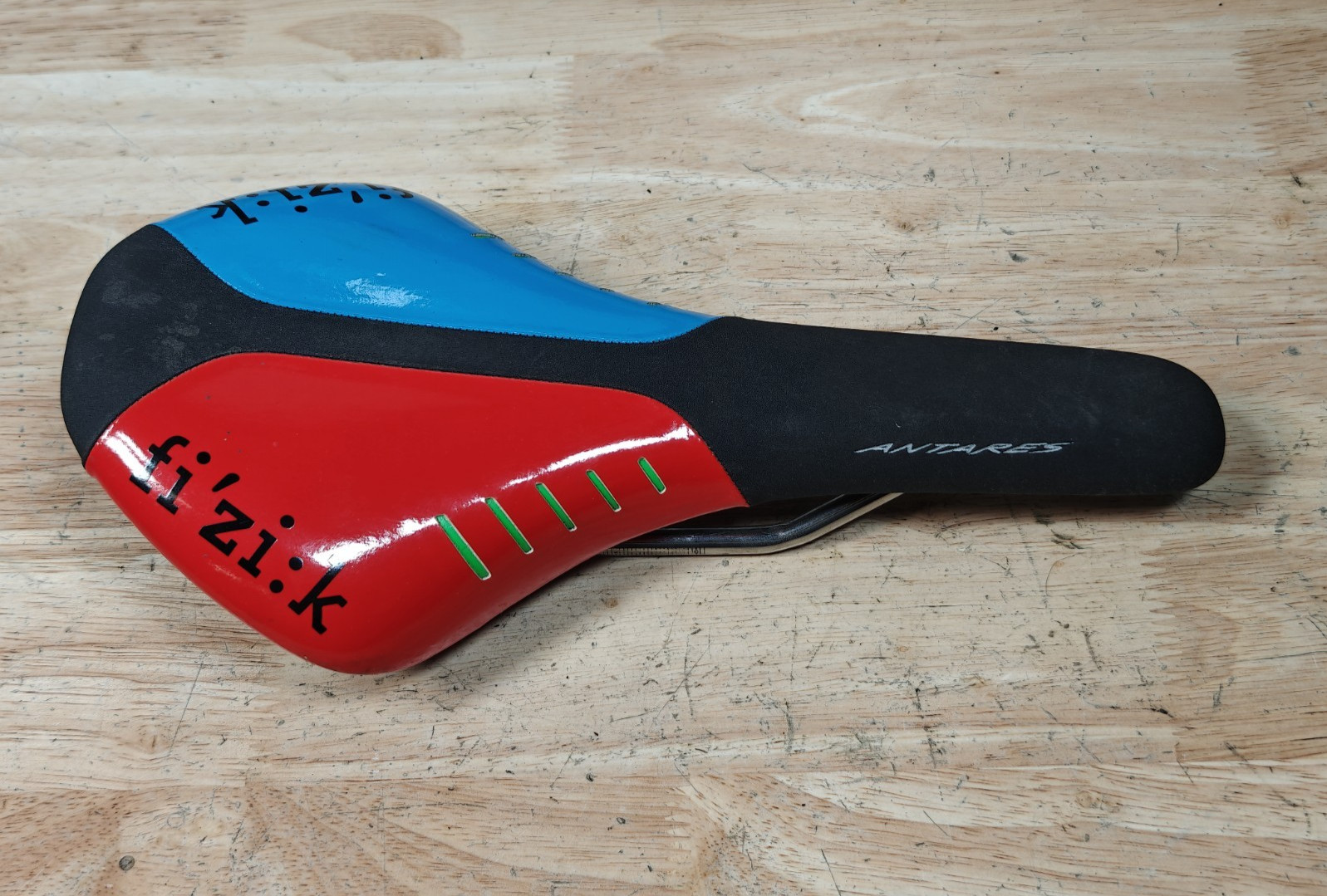 Fizik Antares R3 Saddle Blue/Red/Black Kium Titanium Rails 140mm x 275mm 200g