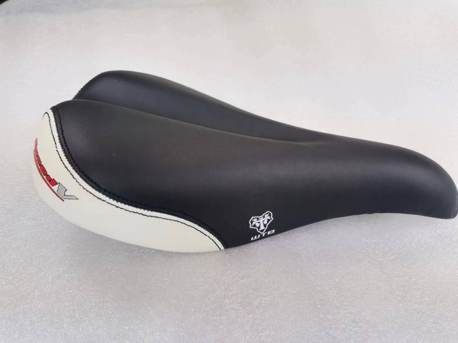 NEW OLD STOCK WTB SPEED V SADDLE WIDE 160MM BLACK WHITE MTB CITY TOURING BIKE