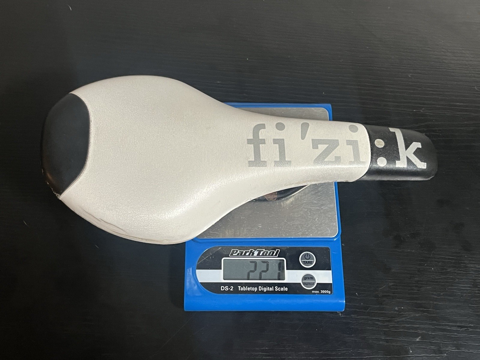 fi’zi:k Tundra Saddle Seat White/Black 221g
