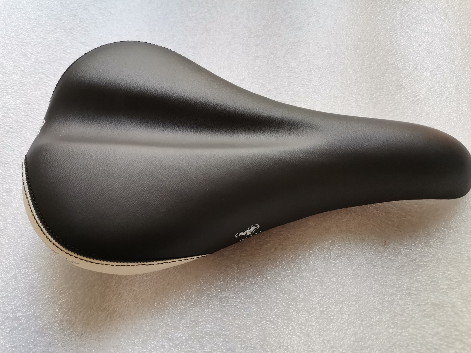 NEW OLD STOCK WTB SPEED V SADDLE WIDE 160MM BLACK WHITE MTB CITY TOURING BIKE