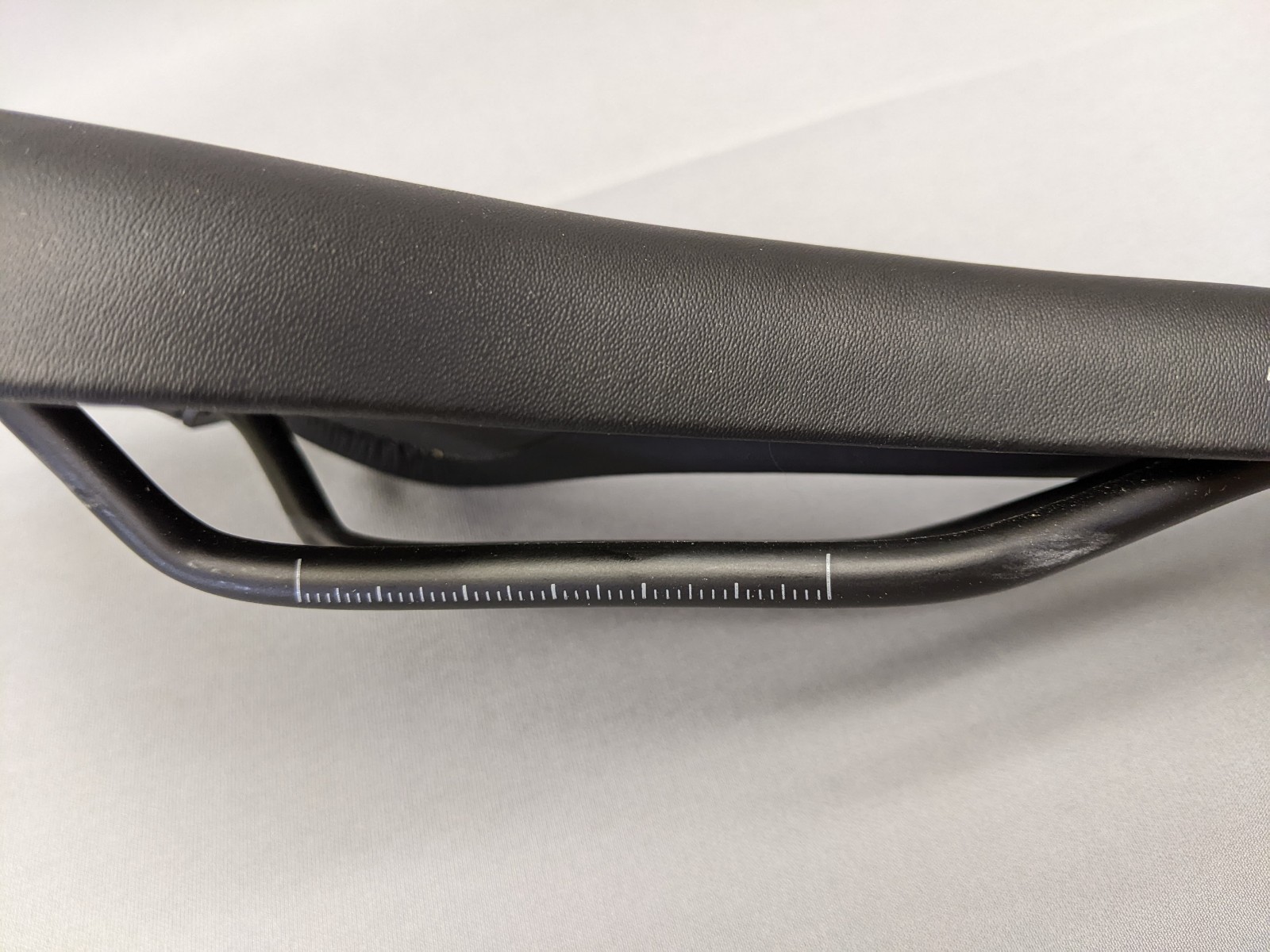 Fizik Arione R5 Open Large 142 mm Road Cycling Saddle, Matt Black