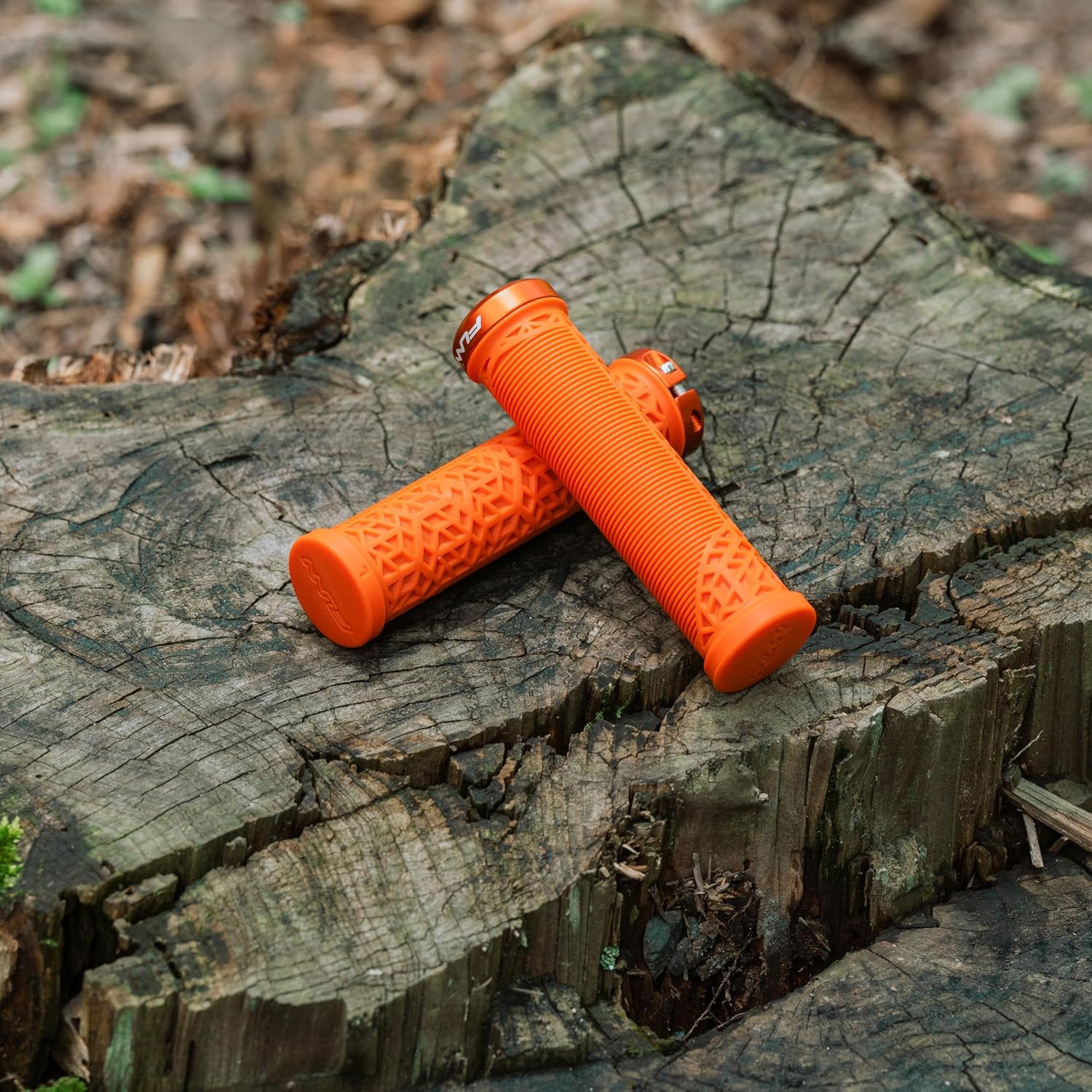 Hilt JR Mountain Bike Handlebar Grips with Single Lock on Clamp, Bicycle H