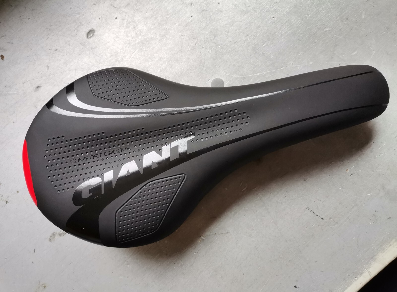 GIANT COMFORT GROOVE SADDLE SEAT MTB CITY TOURING BIKE BLACK RED BY SELLE ROYAL