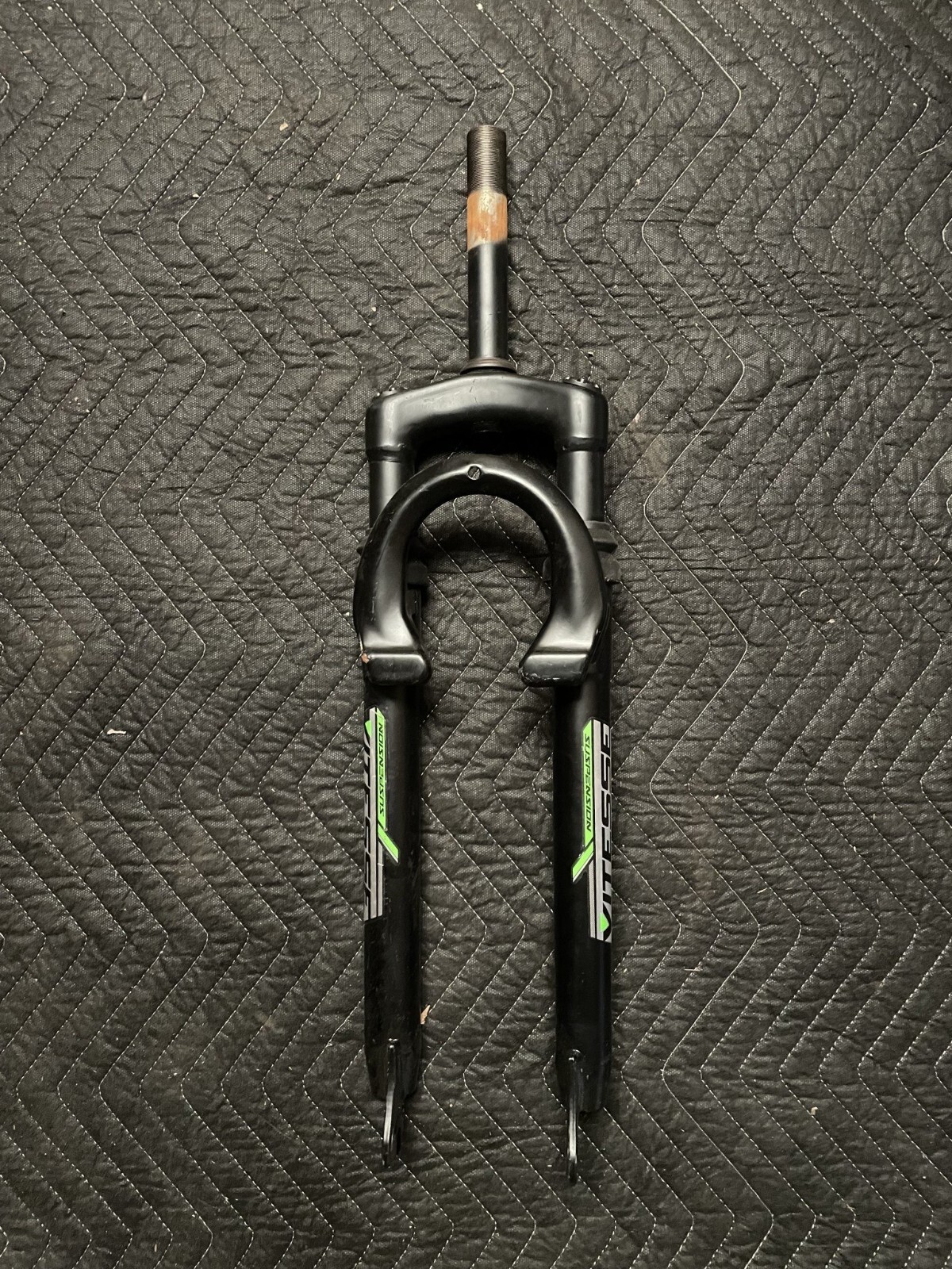 Vitesse 1″ x 5 3/4″ Threaded 29″ Suspension Bicycle Fork (Black & Green)