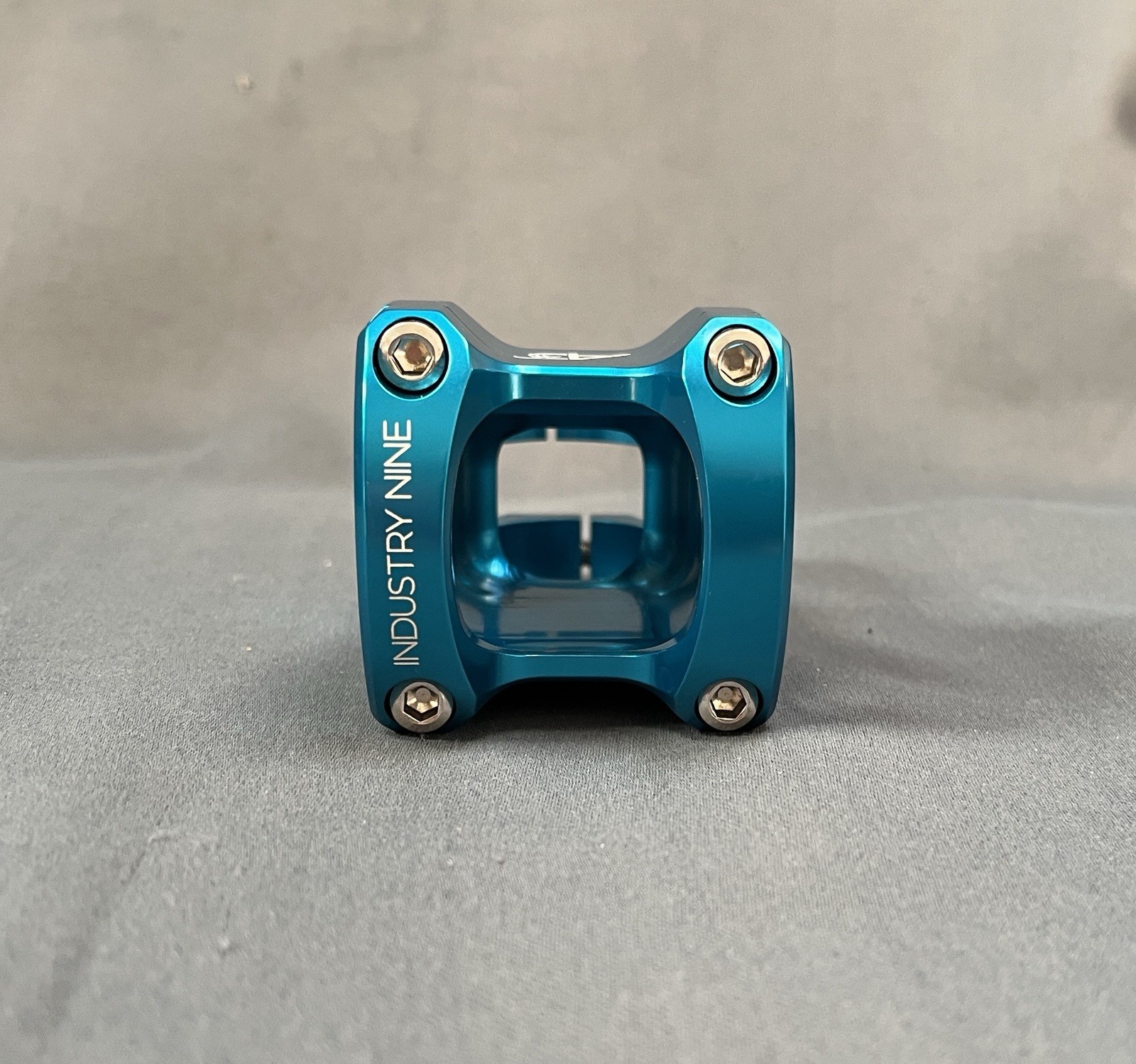 Industry Nine A35 Stem 50mm 1 1/8″ 35mm Clamp +/- 7° Rise Turquoise 156g