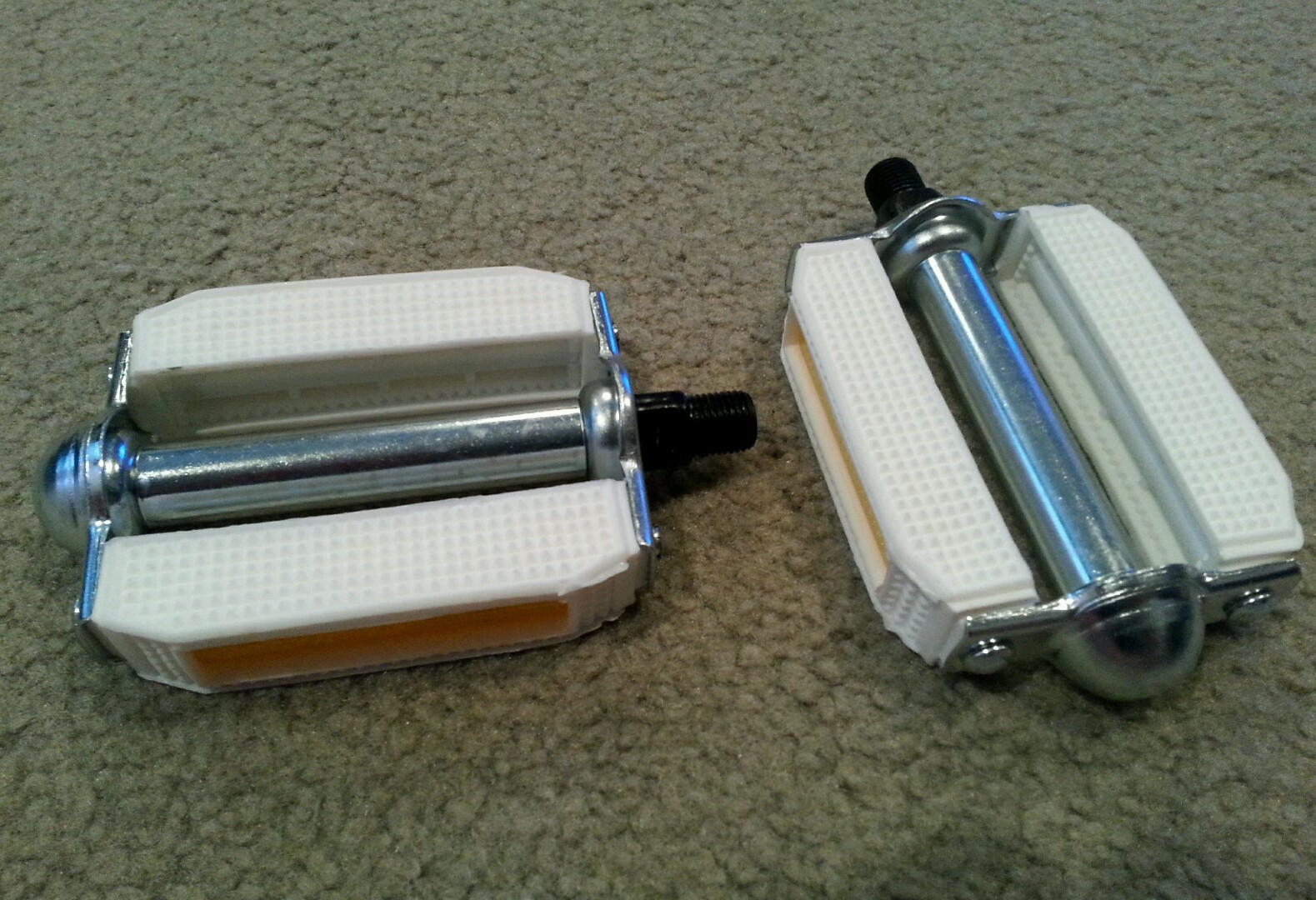 WHITE BICYCLE BLOCK PEDALS, 1/2″, BEACH CRUISERS , SCHWINN,STINGRAYS