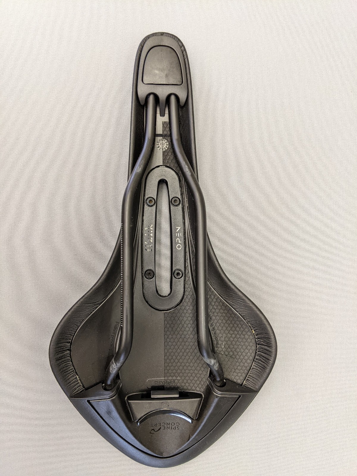 Fizik Arione R5 Open Large 142 mm Road Cycling Saddle, Matt Black