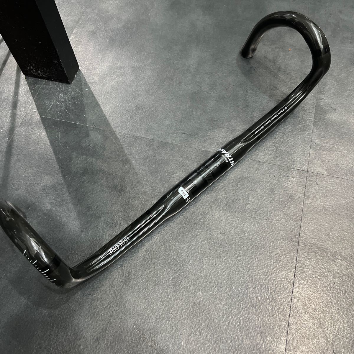 Lightweight 242g List price 55,900 yen BONTRAGER PRO ISO CORE VR-CF 31.8
