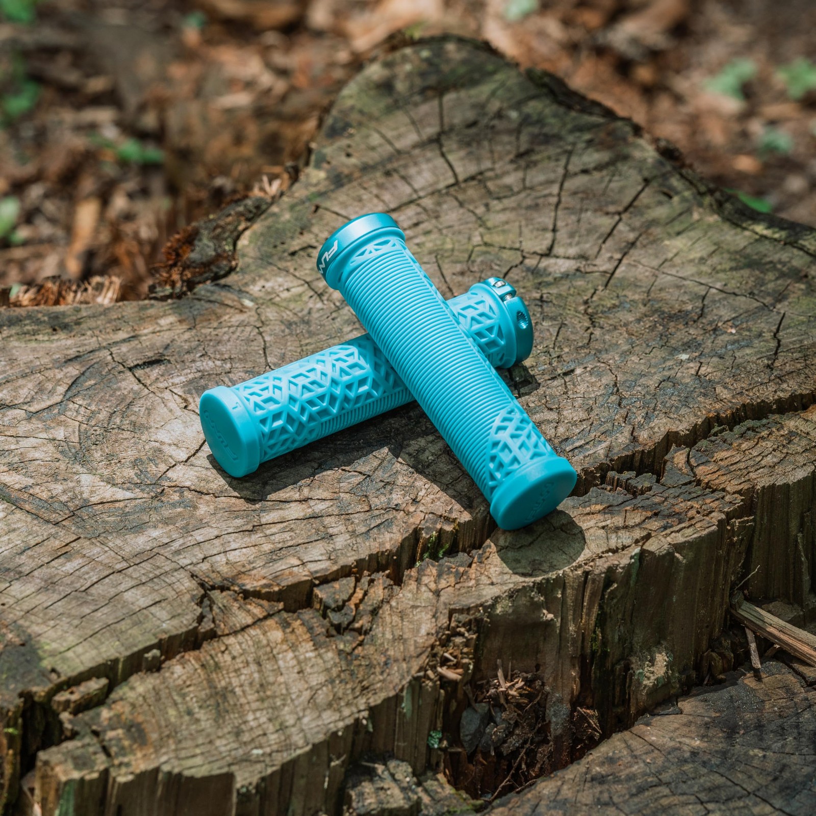 Funn Hilt JR Mountain Bike Handlebar Grips with Single Lock On One Size, Turq