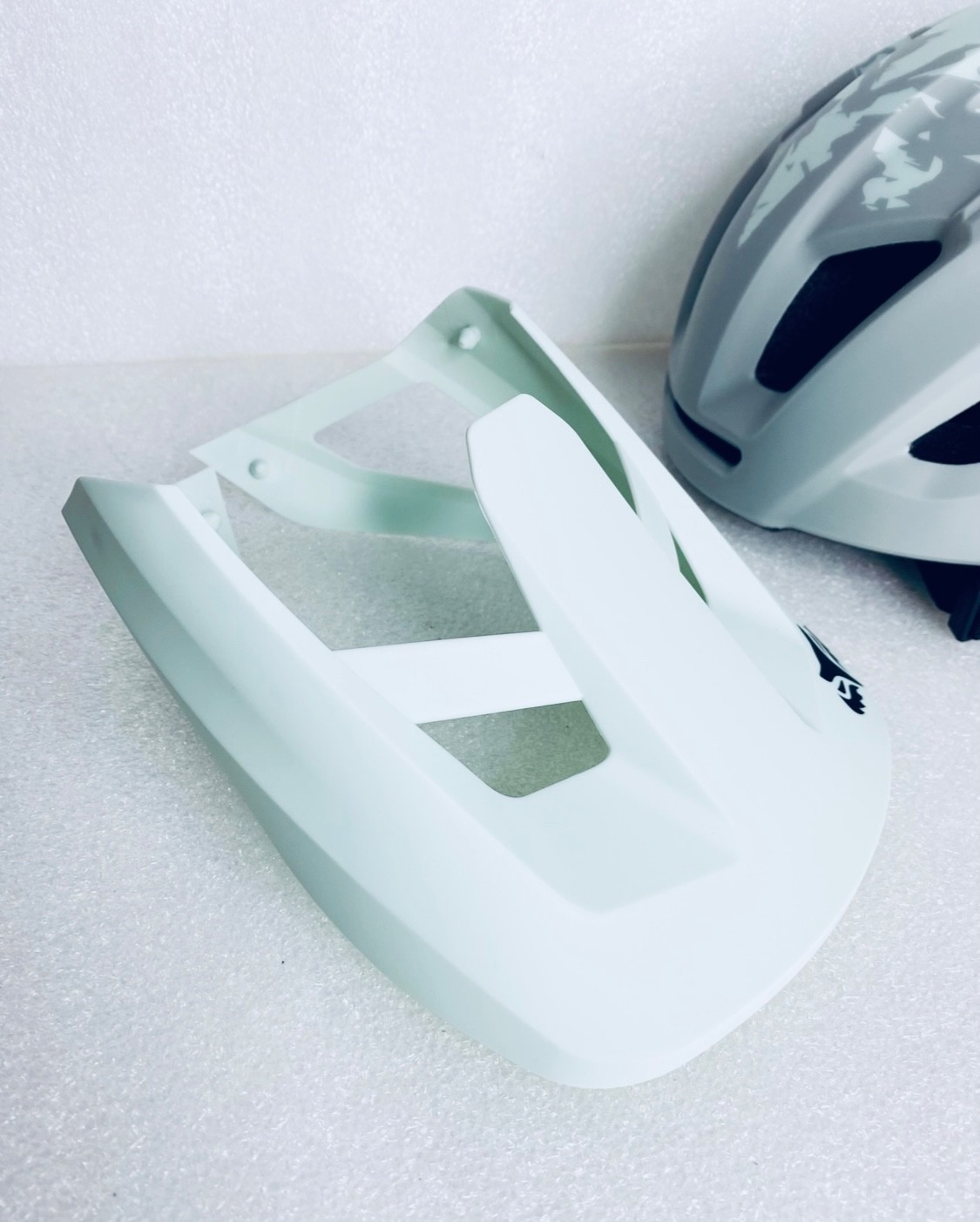 New Other Bat Fox Size M Adjustable Lightweight Bicycle Helmet, White/Camo