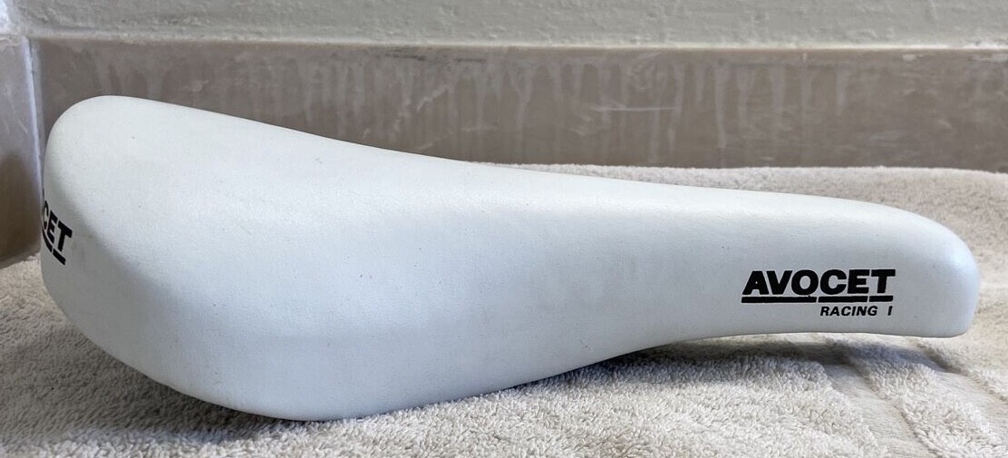 Avocet Racing I saddle NOS – White + pair of Avocet white nylon toe straps