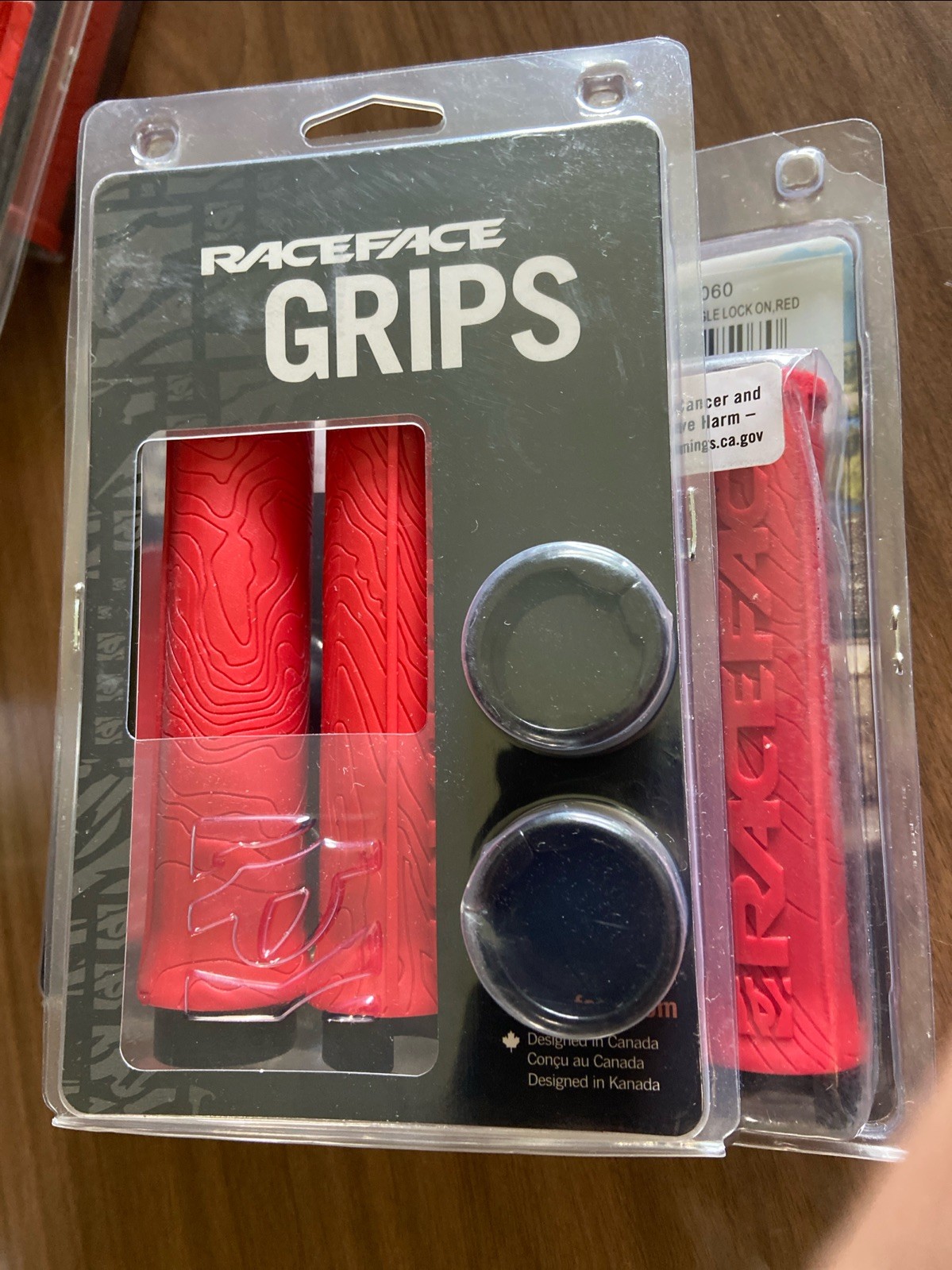 RaceFace Half Nelson Grips – Red, Lock-On (NEW-IN PKG) AC990060