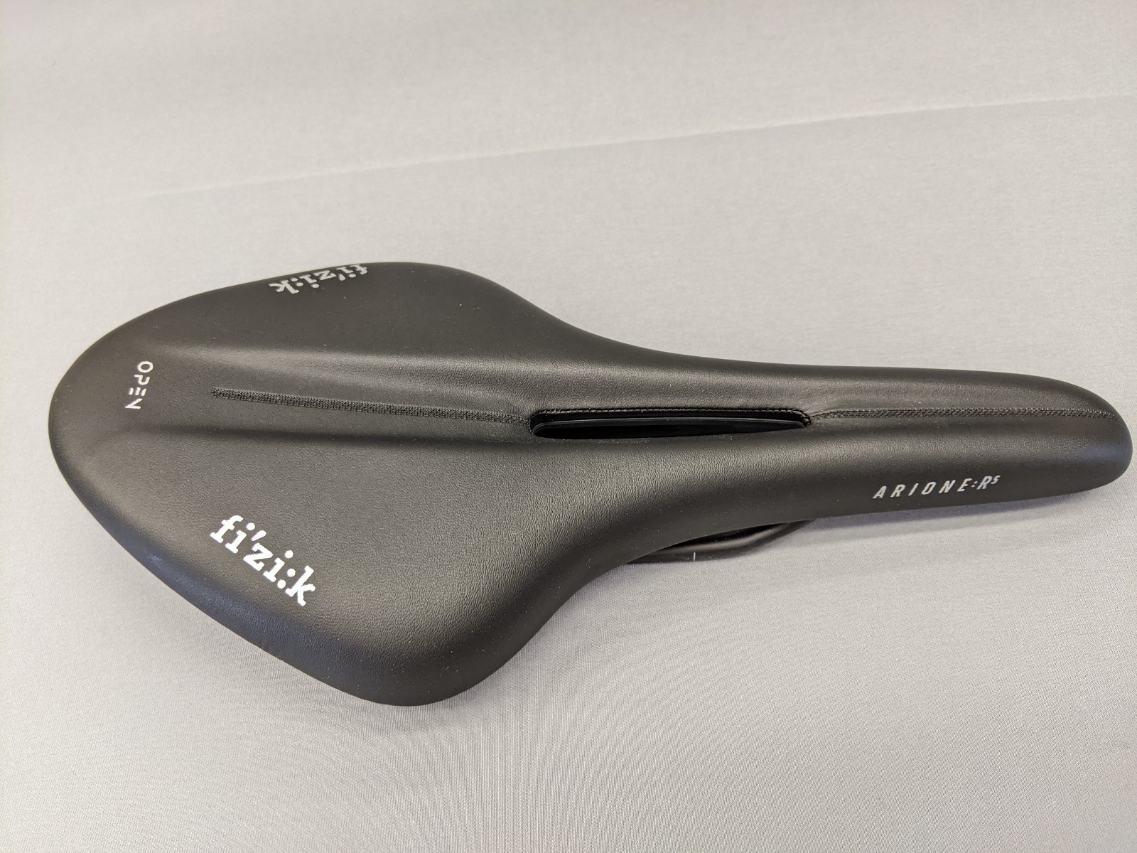 Fizik Arione R5 Open Large 142 mm Road Cycling Saddle, Matt Black