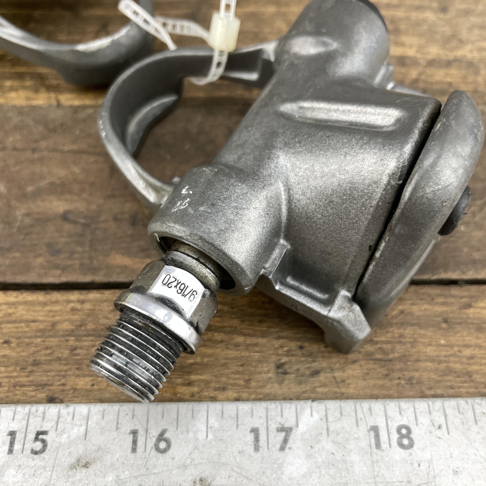 Vintage Mavic Clipless Road Bike Pedals Pair 9/16 x 20 Threads Gray Alloy 460g