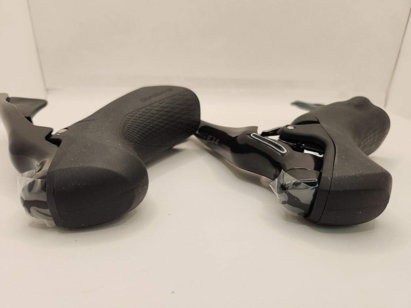 NEW Shimano 105 ST-R7000 2 x 11 Shift/Brake Lever Set. Black