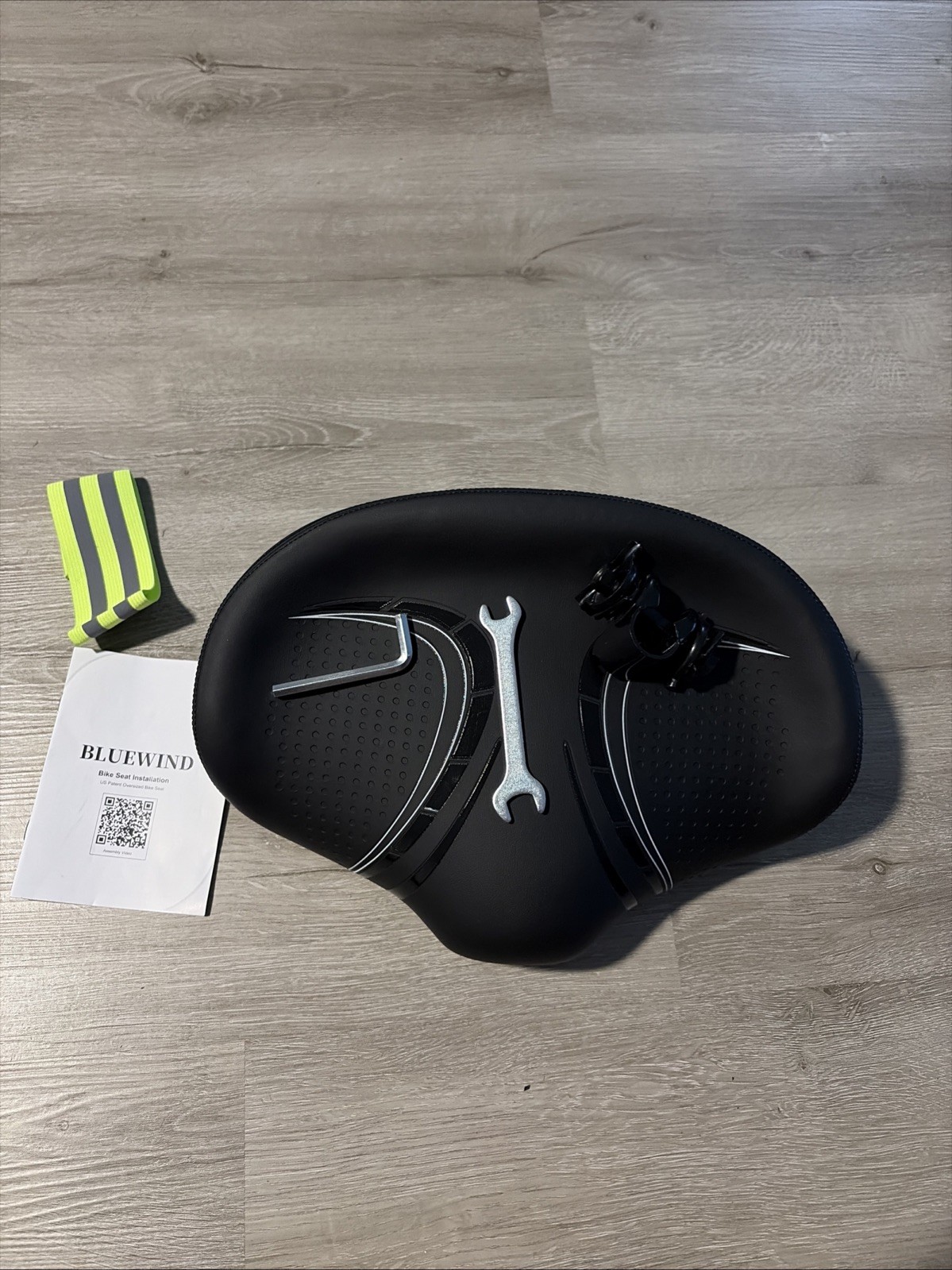 BLUEWIND New Noseless Oversized Bike Seat, Wide Bicycle Saddle Novel Backrest