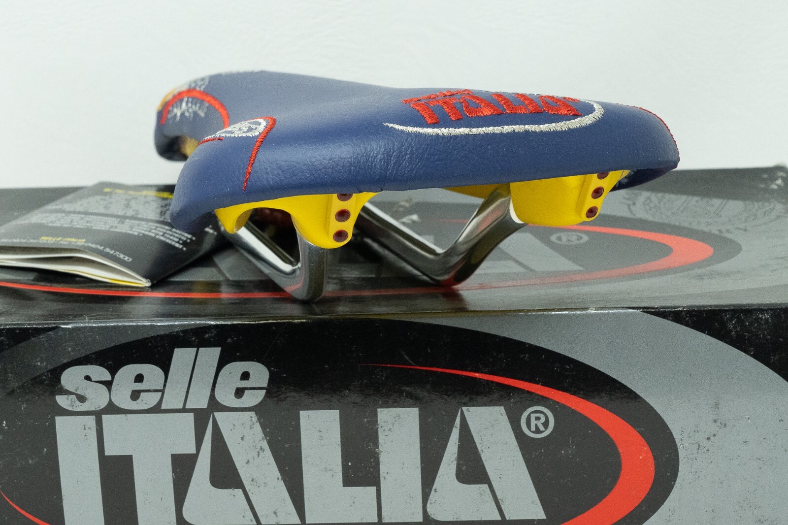NOS SELLE ITALIA RADIUS SNAKE YELLOW VINTAGE SADDLE SEAT ROAD RACING BIKE OLD