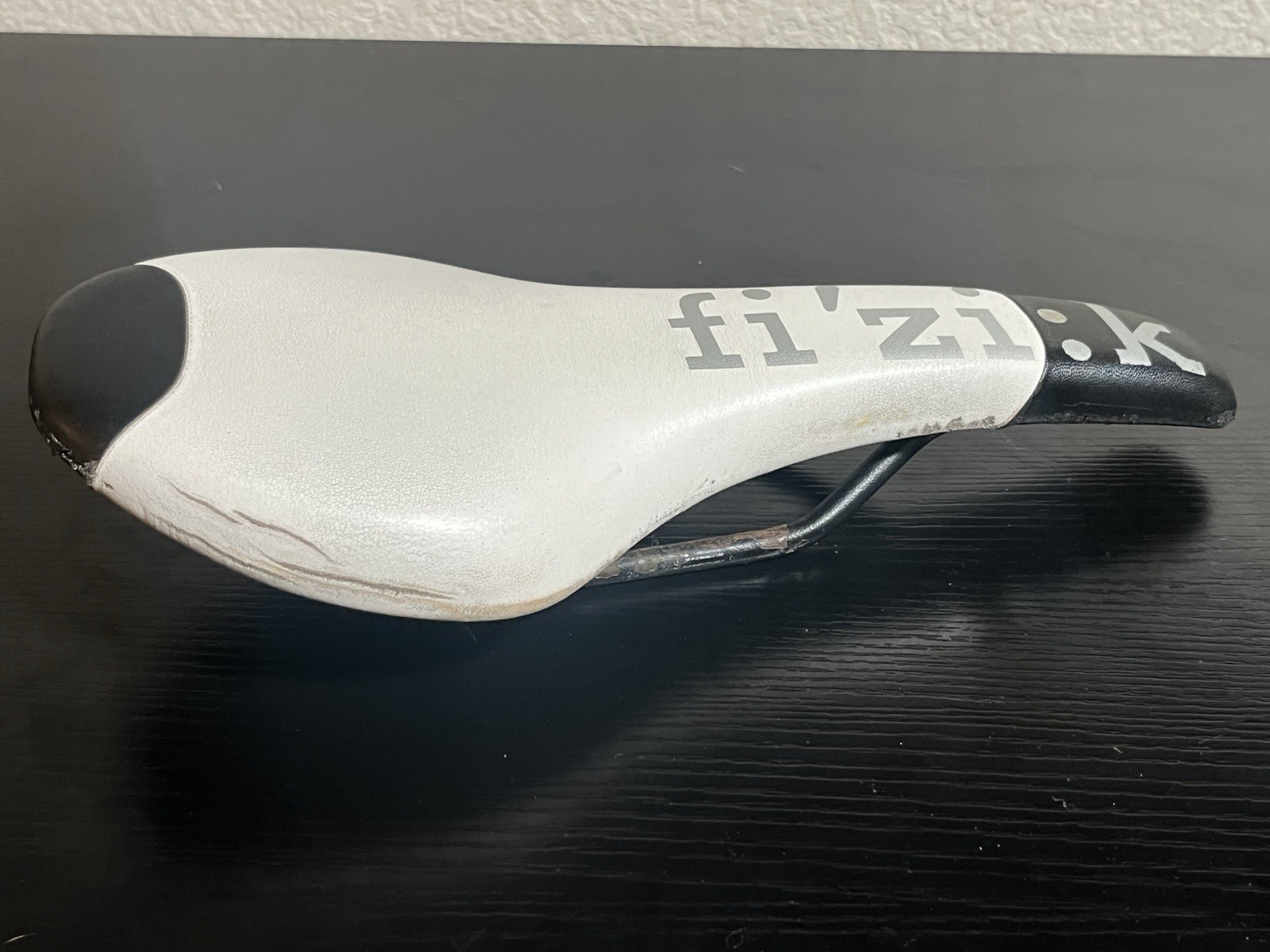 fi’zi:k Tundra Saddle Seat White/Black 221g