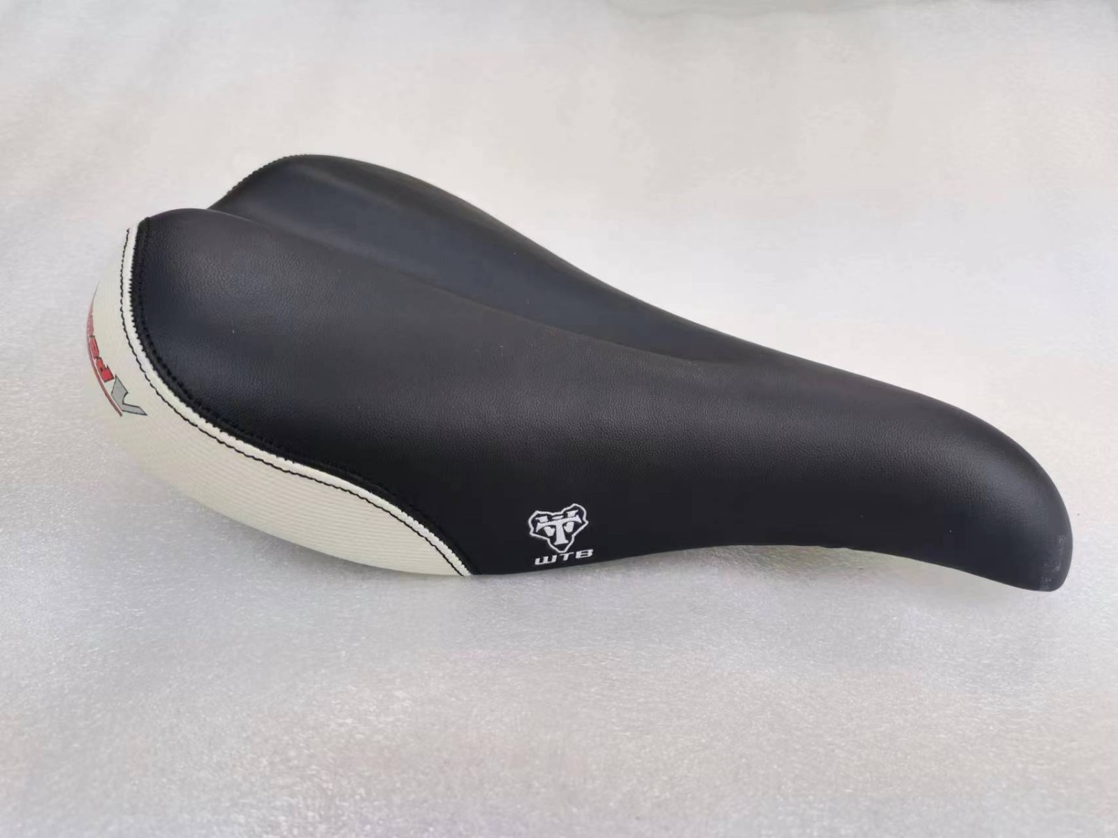 NEW OLD STOCK WTB SPEED V SADDLE WIDE 160MM BLACK WHITE MTB CITY TOURING BIKE