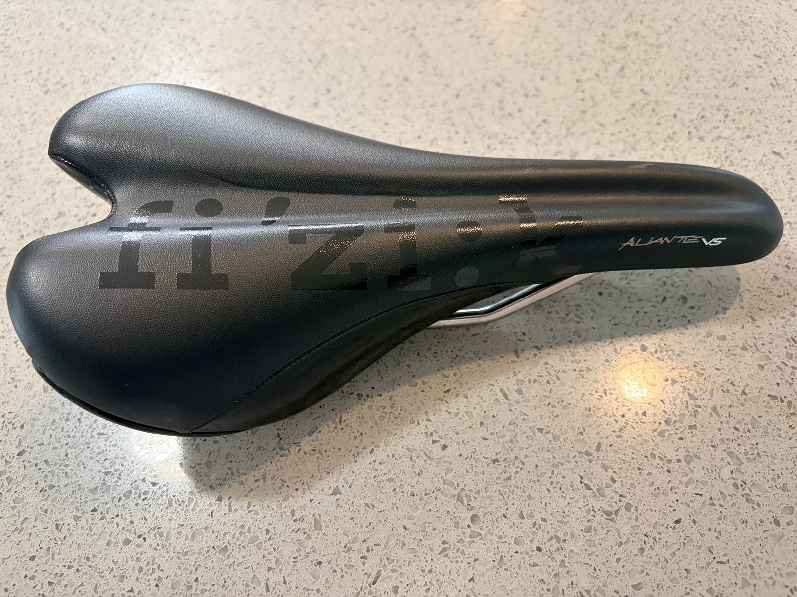 140mm Fizik Aliante VS Kium Rail Road Saddle