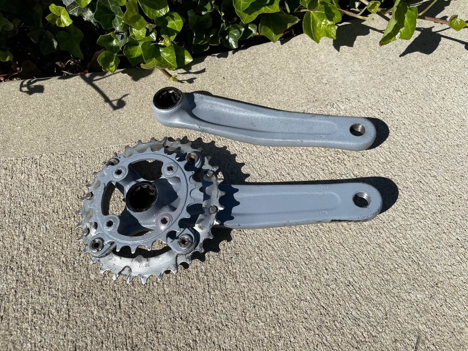 Bontrager Race Mtb Crankset – Spray Painted – Triple w/ 2 Rings – Isis Spline
