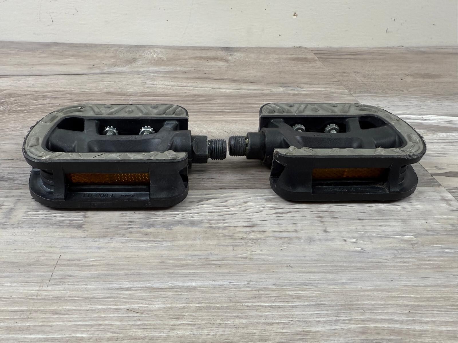 Dimension City Pedals – Platform, Plastic, 9/16″ Gray/Black LU-206