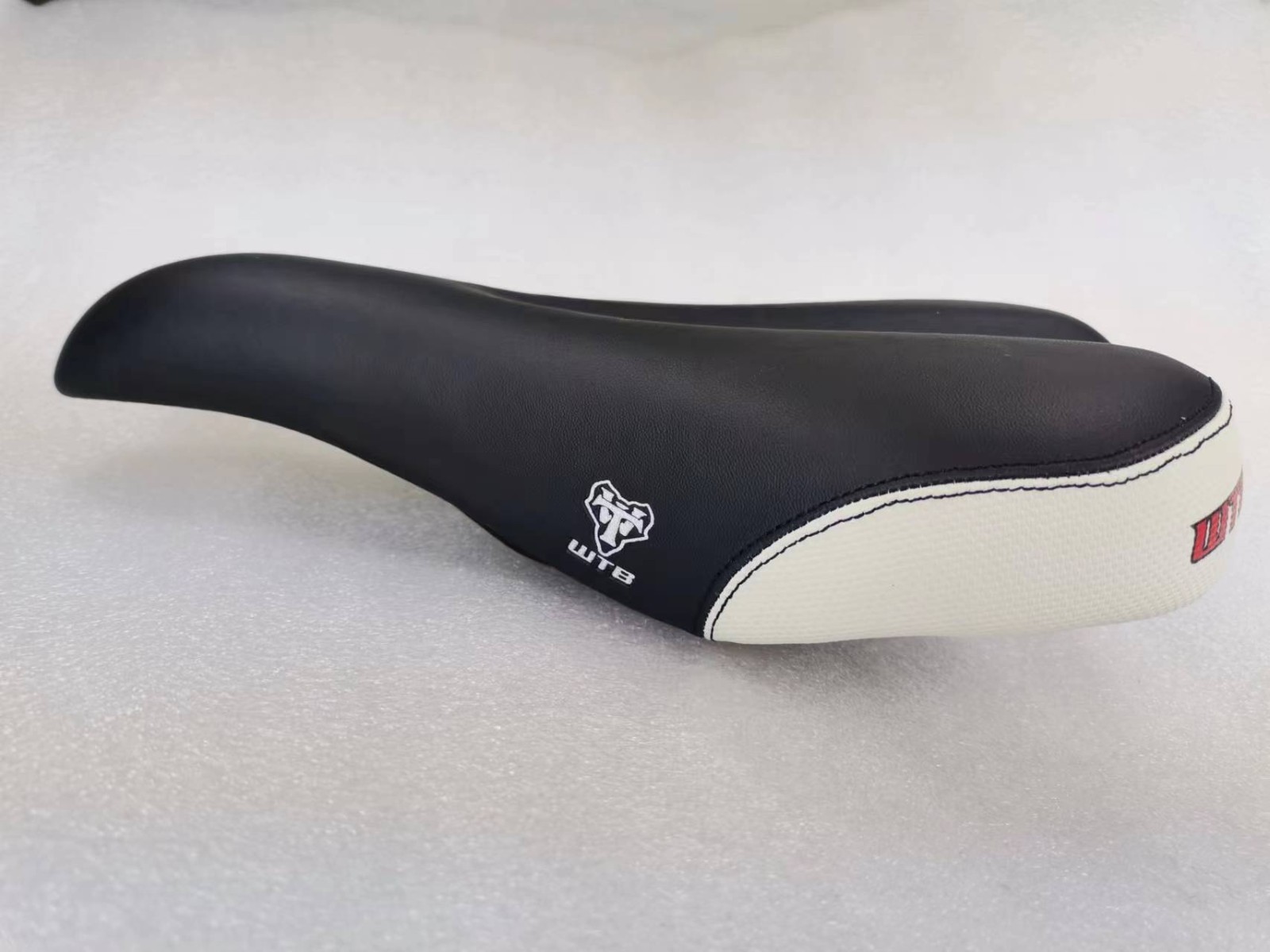 NEW OLD STOCK WTB SPEED V SADDLE SEAT WIDE 160MM BLACK WHITE MTB TOURING BIKE