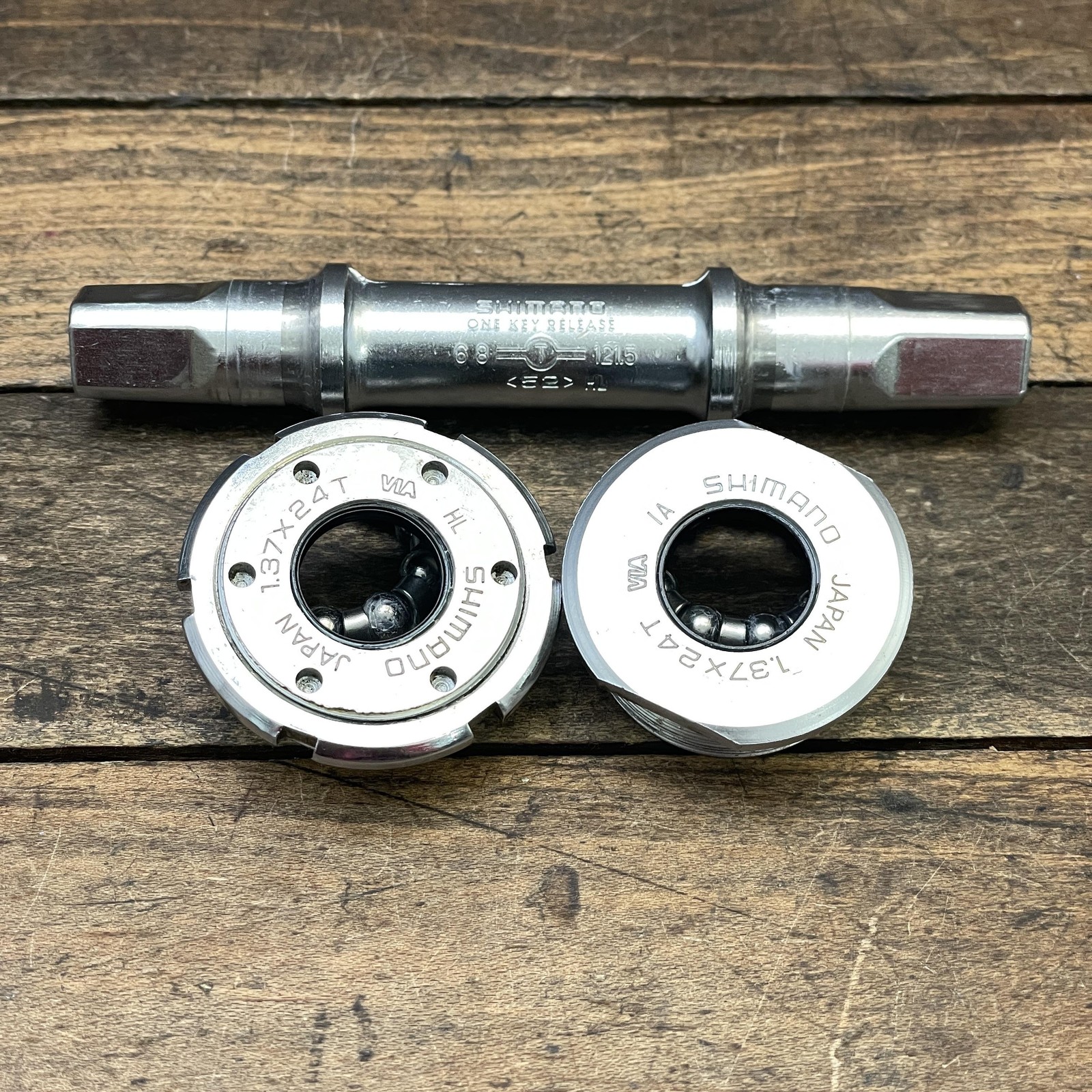 Vintage Shimano Bottom Bracket 68mm 121.5mm 1.37×24 Japan BSA Square Taper