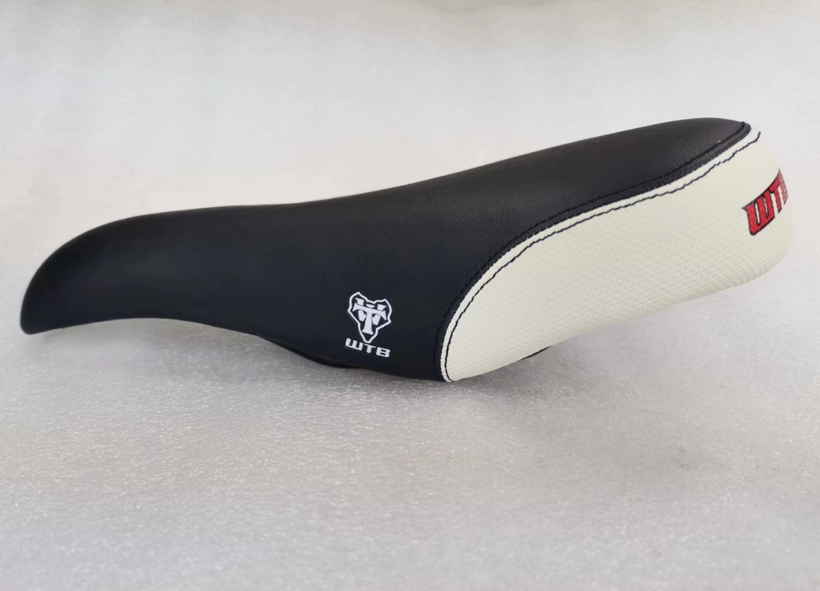 NEW OLD STOCK WTB SPEED V SADDLE SEAT WIDE 160MM BLACK WHITE MTB TOURING BIKE