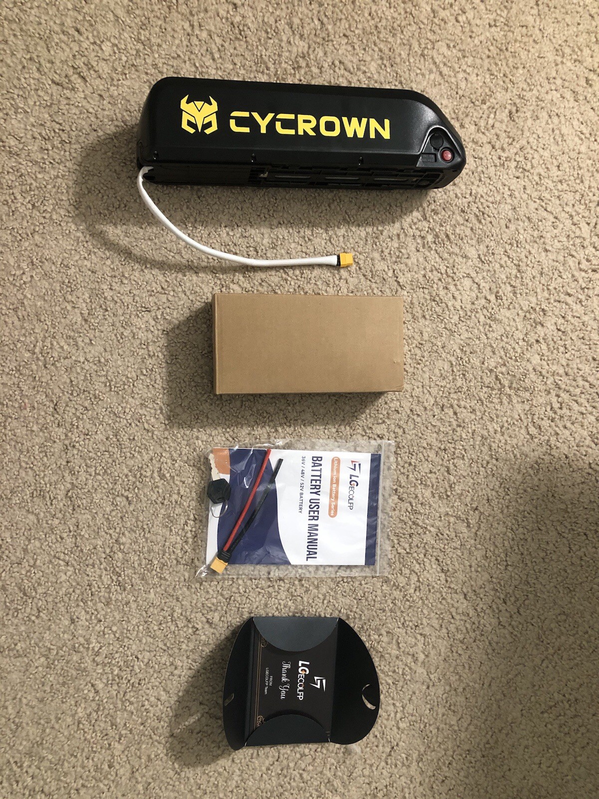 36v 10.4ah Battery with power supply, keys, and extra battery leads.