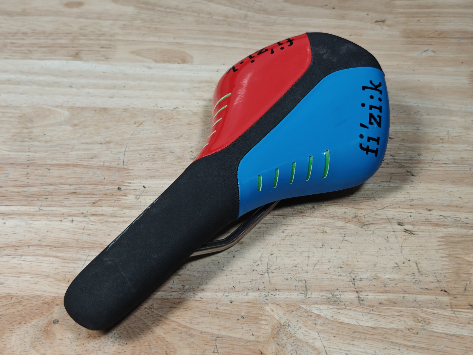 Fizik Antares R3 Saddle Blue/Red/Black Kium Titanium Rails 140mm x 275mm 200g