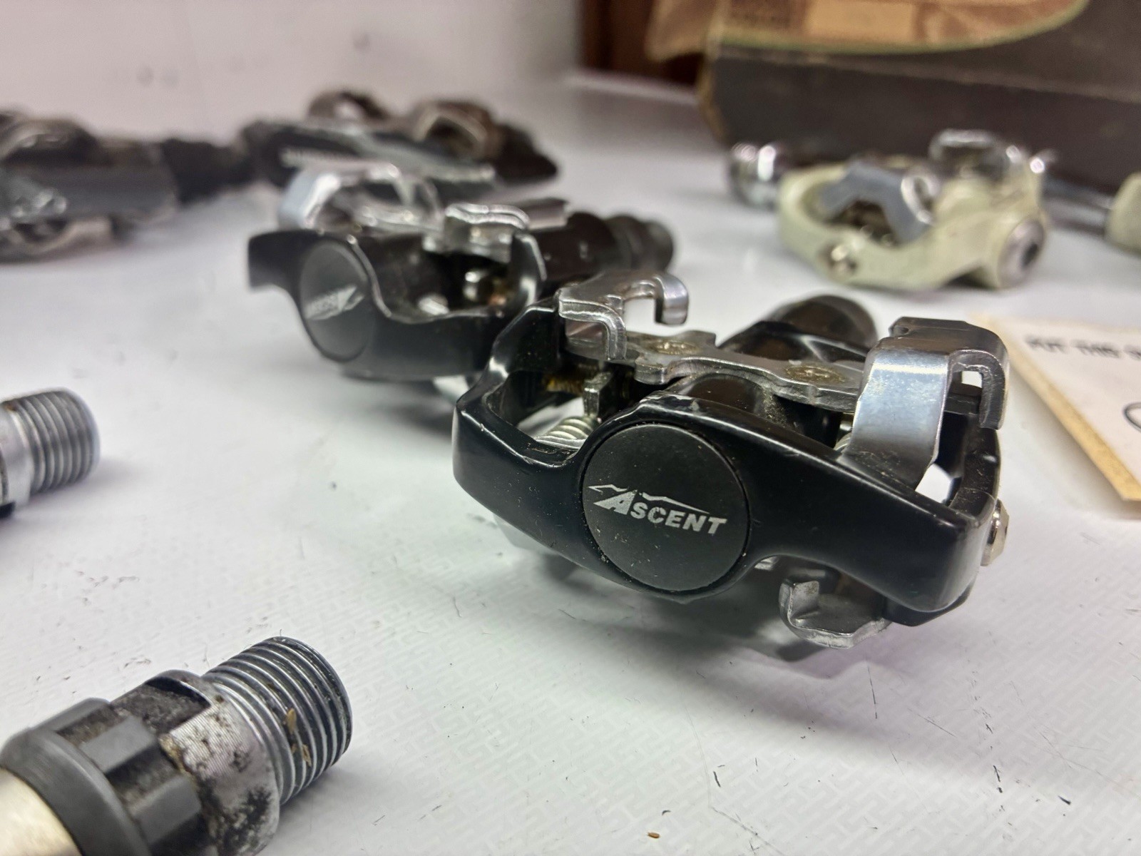 Lot Of Clip In Bike Pedals Cleats Ascent Wellgo Shimano &more Xtra Chain Parts