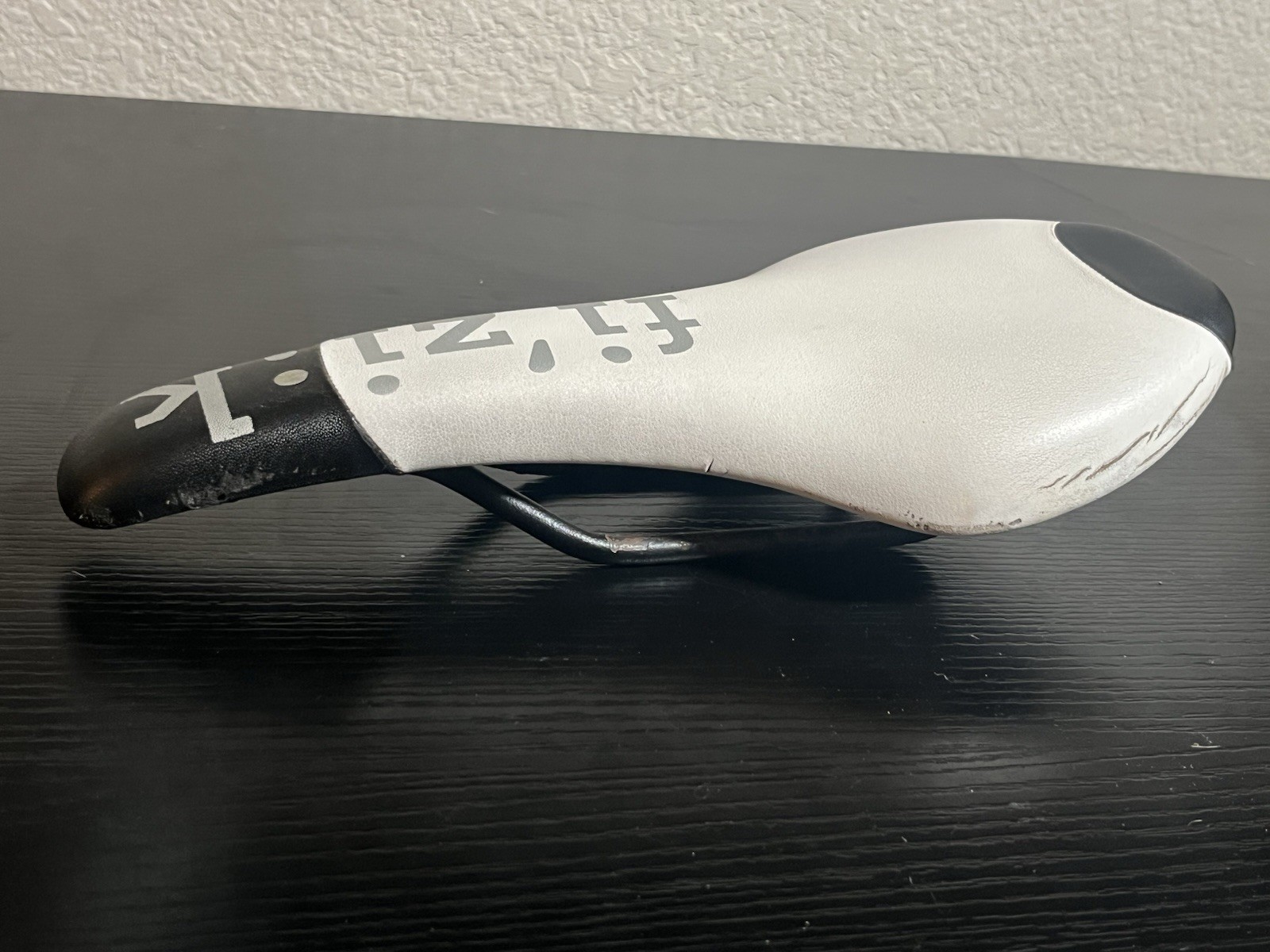fi’zi:k Tundra Saddle Seat White/Black 221g