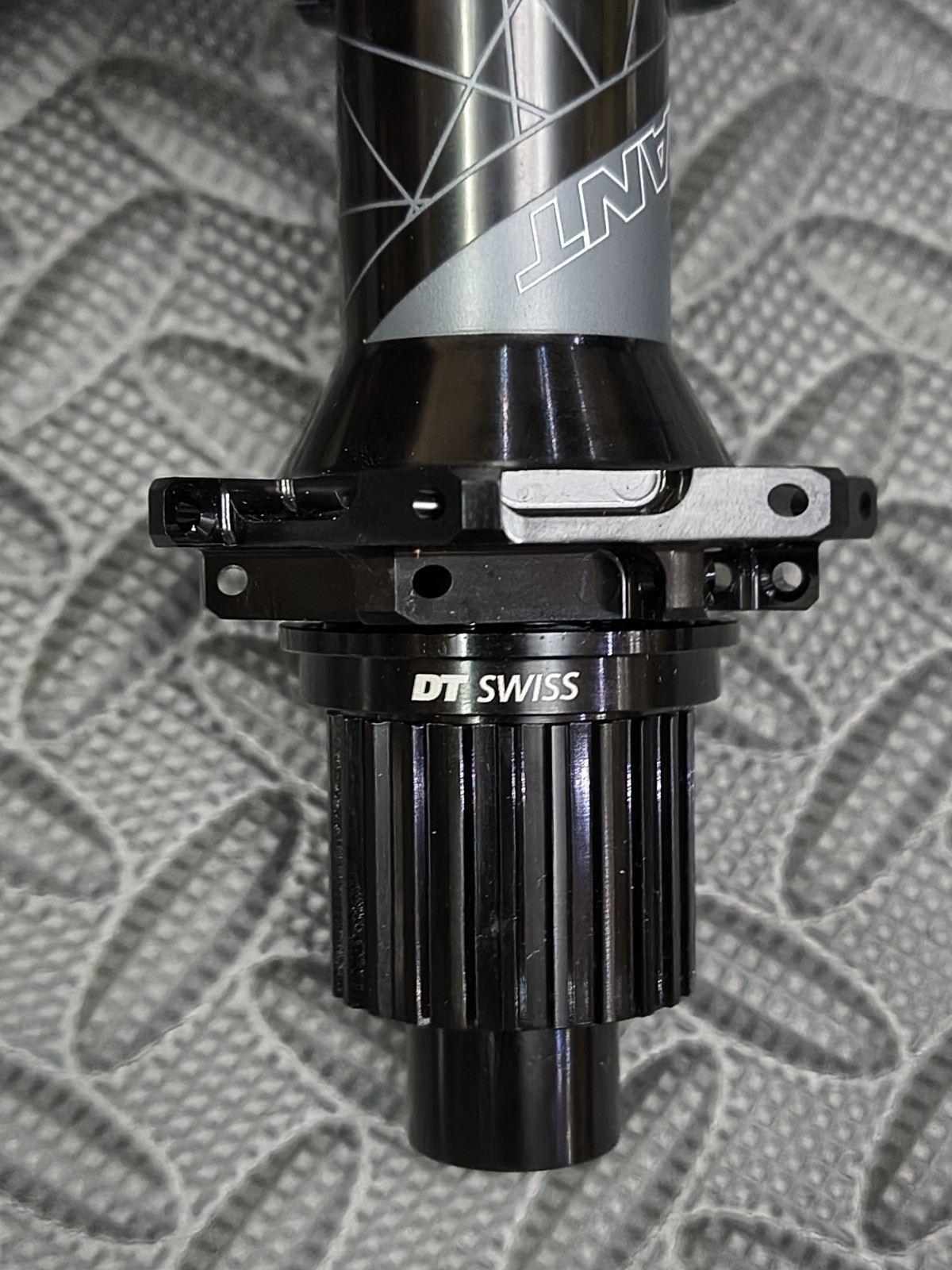 DT Swiss Rear Hub 240S Boost 12×148 28H Micro Spline 6-Bolt Ratchet 18T Giant